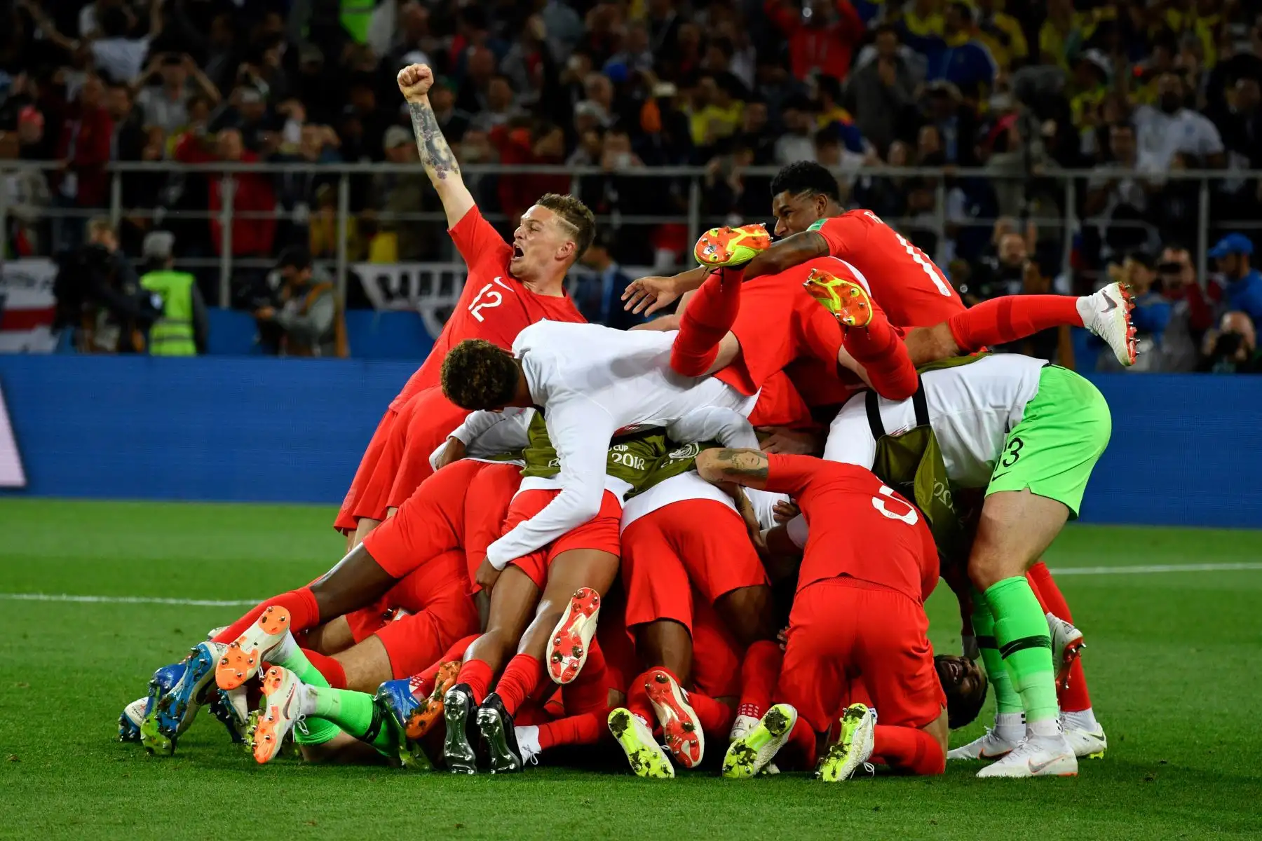 Los jugadores de Inglaterra celebran ganar la tanda de penaltis al final de la ronda de octavos de final de la Copa Mundial Rusia 2018 entre Colombia e Inglaterra en el Estadio Spartak de Moscú el 3 de julio de 2018. / AFP