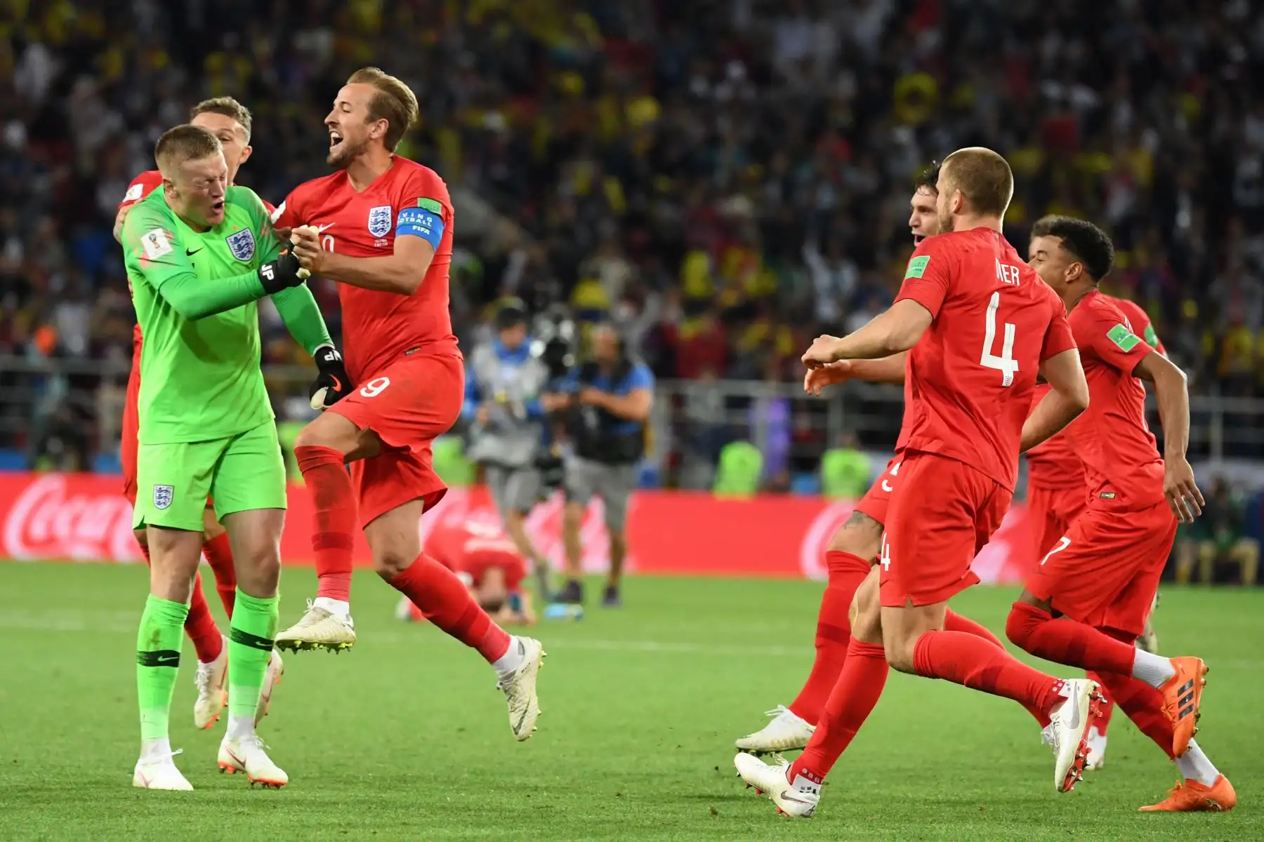 Los jugadores de Inglaterra celebran ganar la tanda de penaltis al final de la ronda de octavos de final de la Copa Mundial Rusia 2018 entre Colombia e Inglaterra en el Estadio Spartak de Moscú el 3 de julio de 2018. / AFP