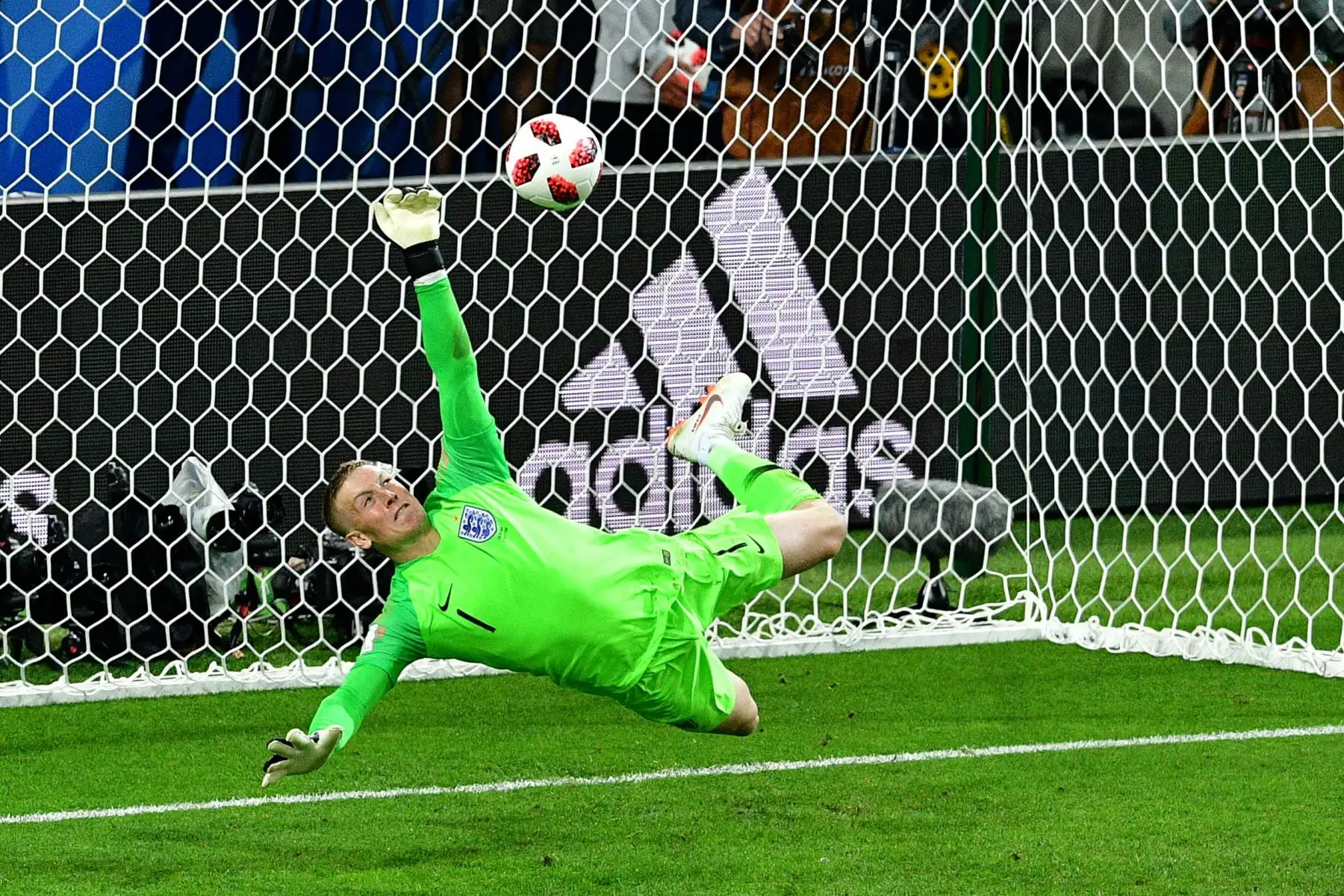 El arquero de Inglaterra Jordan Pickford salva un penal pateado por el alero colombiano Carlos Bacca durante los penaltis durante la ronda de octavos de final de la Copa Mundial Rusia 2018 entre Colombia e Inglaterra en el Estadio Spartak de Moscú el 3 de julio de 2018. / AFP