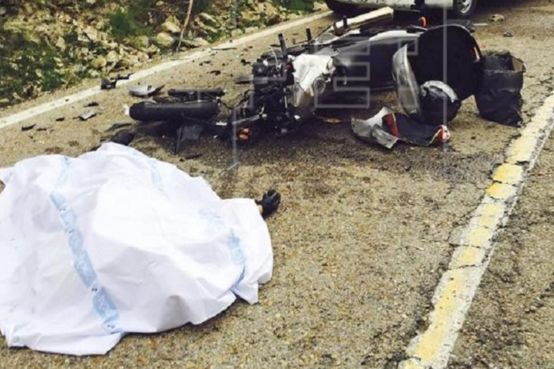 Choque entre una motocicleta y una camioneta en la carretera Pasco – Oroya, a la altura del cruce a Shogue,  dejó como saldo una mujer muerta y un herido.
