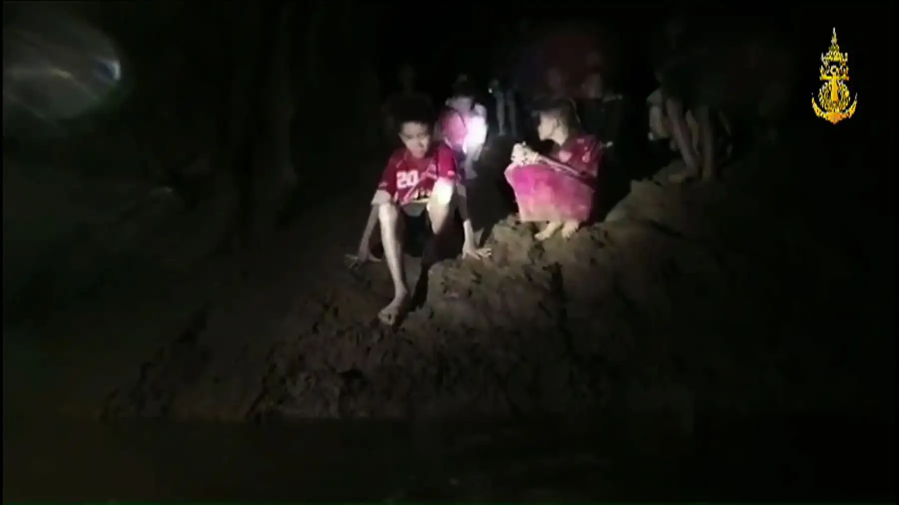 Doce niños y su entrenador de fútbol atrapados en una cueva tailandesa inundada durante nueve días fueron encontrados con vida después de una búsqueda minuciosa por buceadores especializados que finalmente descubrieron al grupo enflaquecido en un terraplén de barro. / AFP
