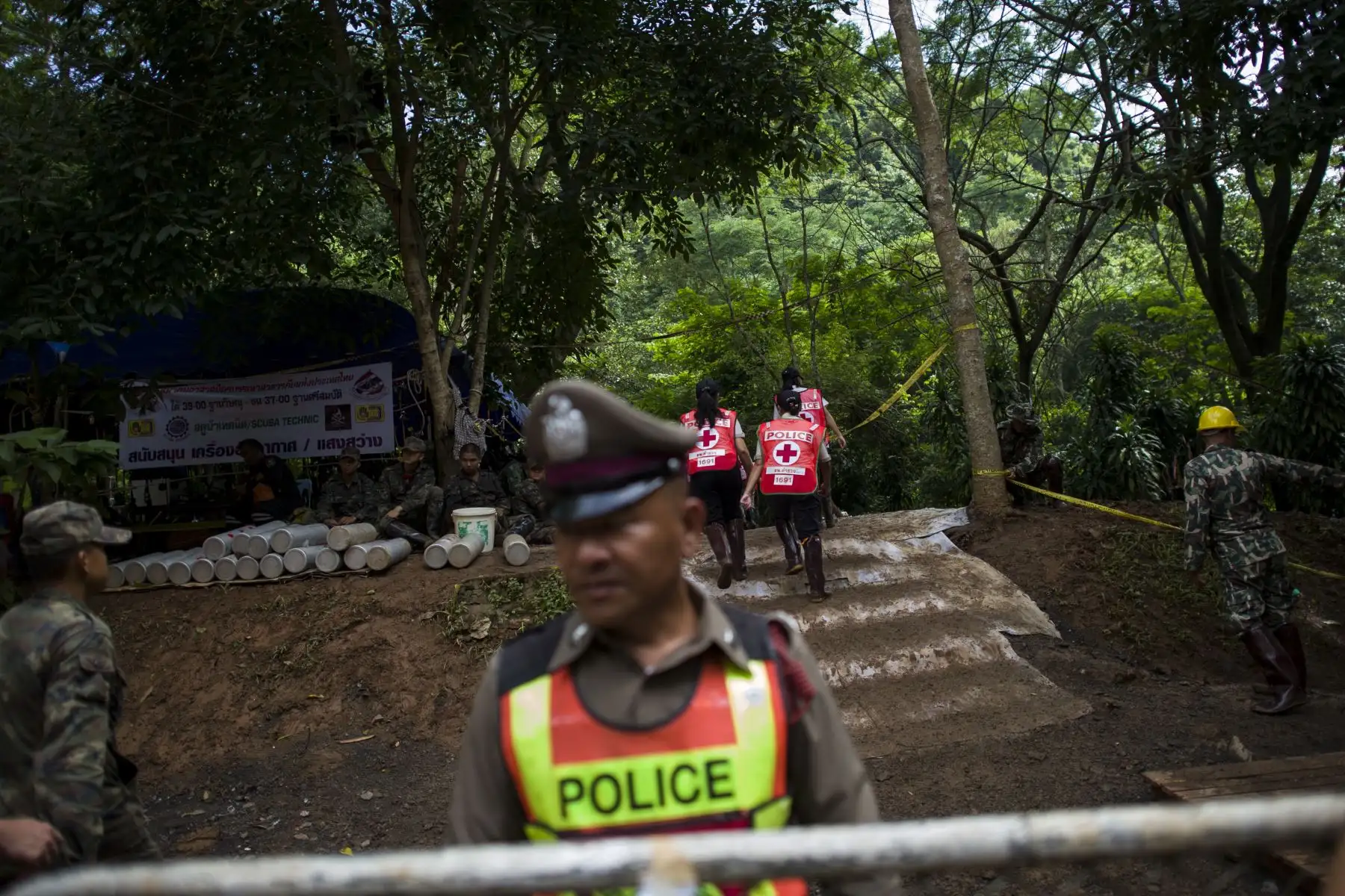 El personal médico tailandés llega mientras continúan las operaciones de rescate para 12 niños y su entrenador atrapado en la cueva de Tham Luang en el parque no forestal Khun Nam Nang en el distrito de Mae Sai de la provincia de Chiang Rai el 4 de julio de 2018. AFP