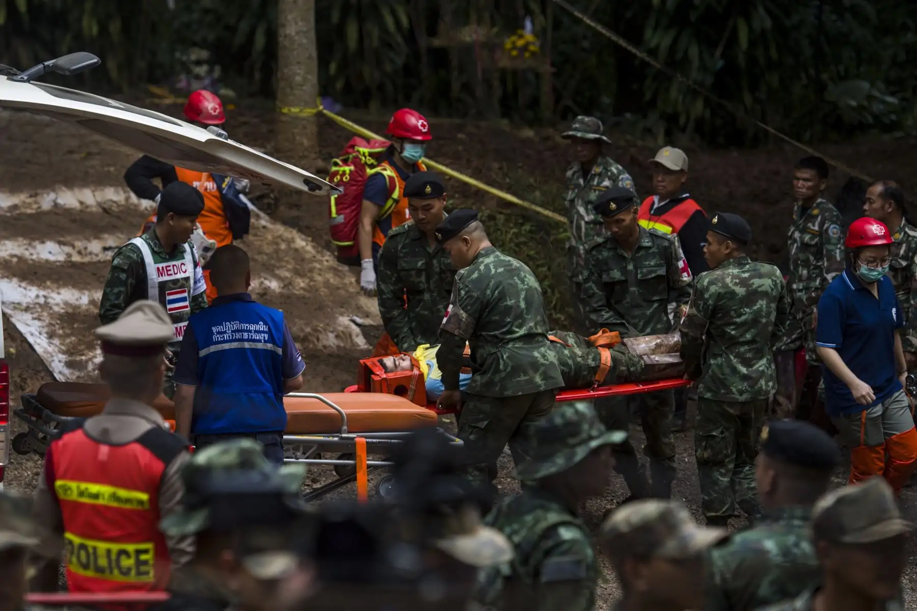 Soldados tailandeses y socorristas participan en simulacros mientras continúan las operaciones de rescate de 12 niños y su entrenador atrapado en la cueva de Tham Luang en Khun Nam Nang Non Forest Park en el distrito de Mae Sai de la provincia de Chiang Rai el 4 de julio de 2018. AFP