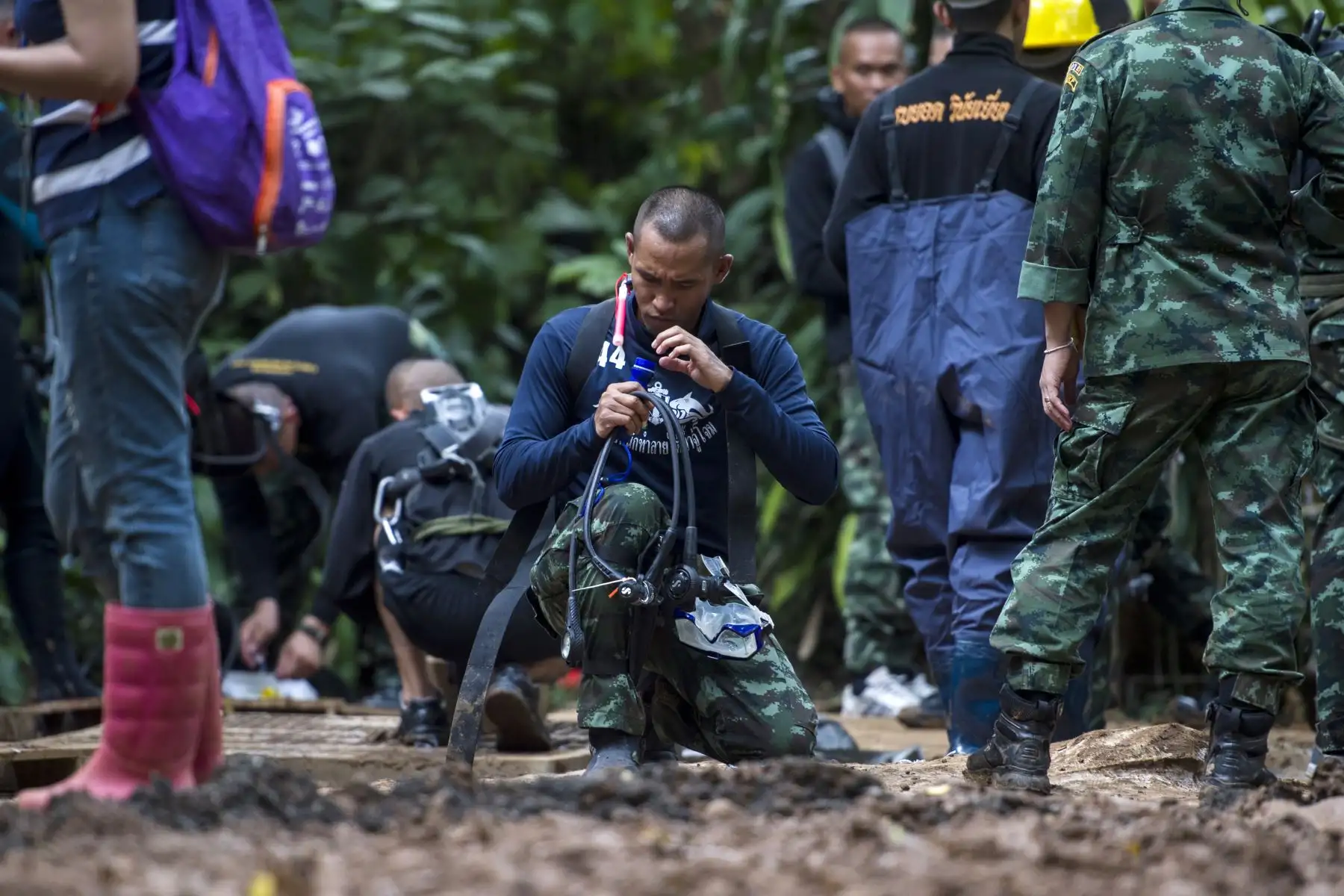 Un buzo de la marina tailandesa se prepara durante las operaciones de rescate para 12 niños y su entrenador atrapado en la cueva Tham Luang cerca de la cueva Tham Luang en el parque Khun Nam Nang Non Forest en el distrito Mae Sai de la provincia de Chiang Rai el 4 de julio de 2018.