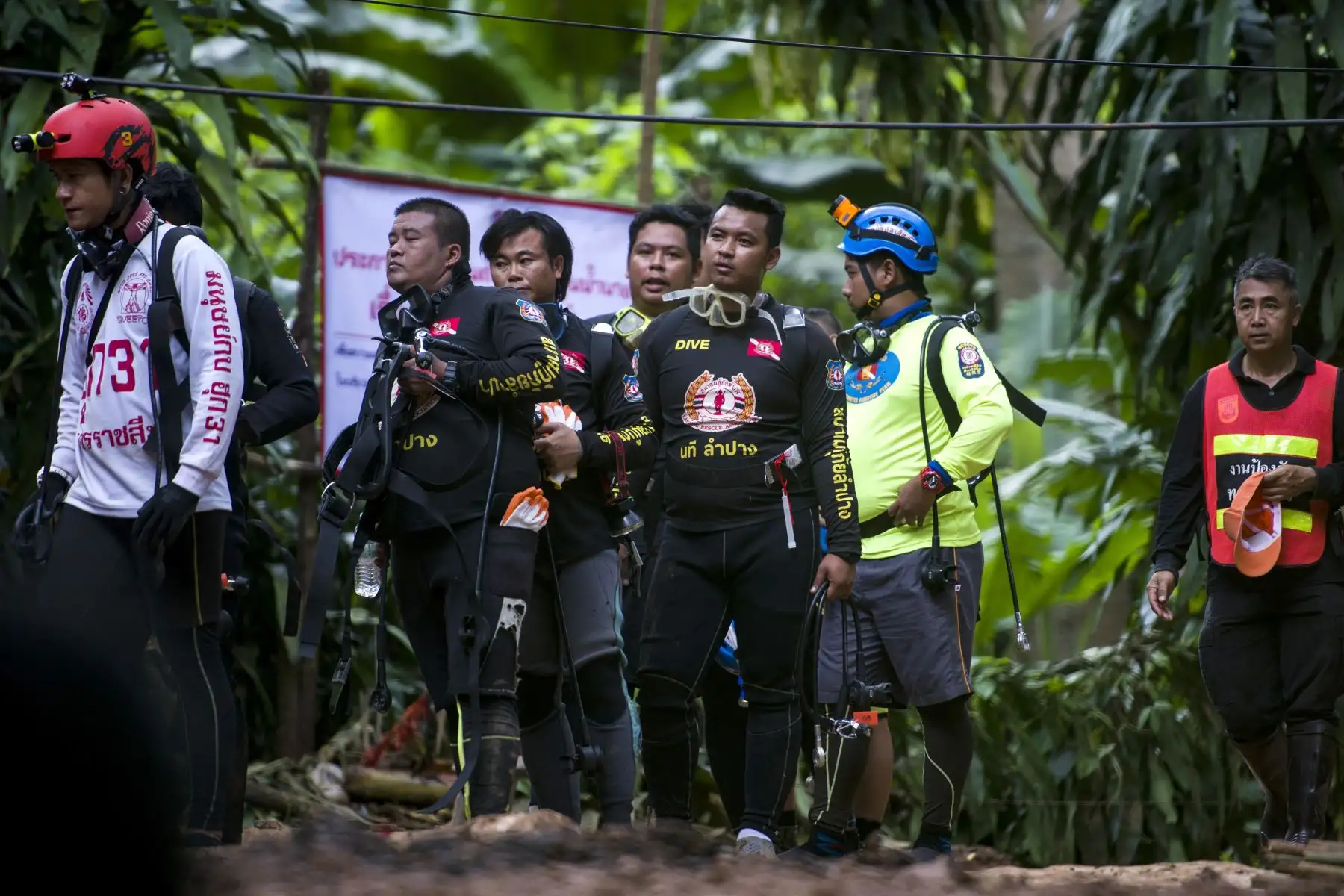Un grupo de buceadores tailandeses se prepara durante las operaciones de rescate para 12 niños y su entrenador atrapado en la cueva Tham Luang cerca de la cueva Tham Luang en el Parque Khun Nam Nang Non Forest en el distrito Mae Sai de la provincia de Chiang Rai el 4 de julio de 2018. AFP