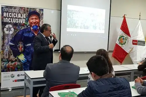 Más de 220 funcionarios de municipalidades de todo el país fortalecerán sus capacidades para contribuir a la gestión integral de residuos sólidos a través del Primer Diplomado Semipresencial en “Reciclaje inclusivo para funcionarios municipales”, que se desarrollará de manera descentralizada en Ica, Huancayo, Arequipa, Chiclayo, Tarapoto, Piura y Lima.
