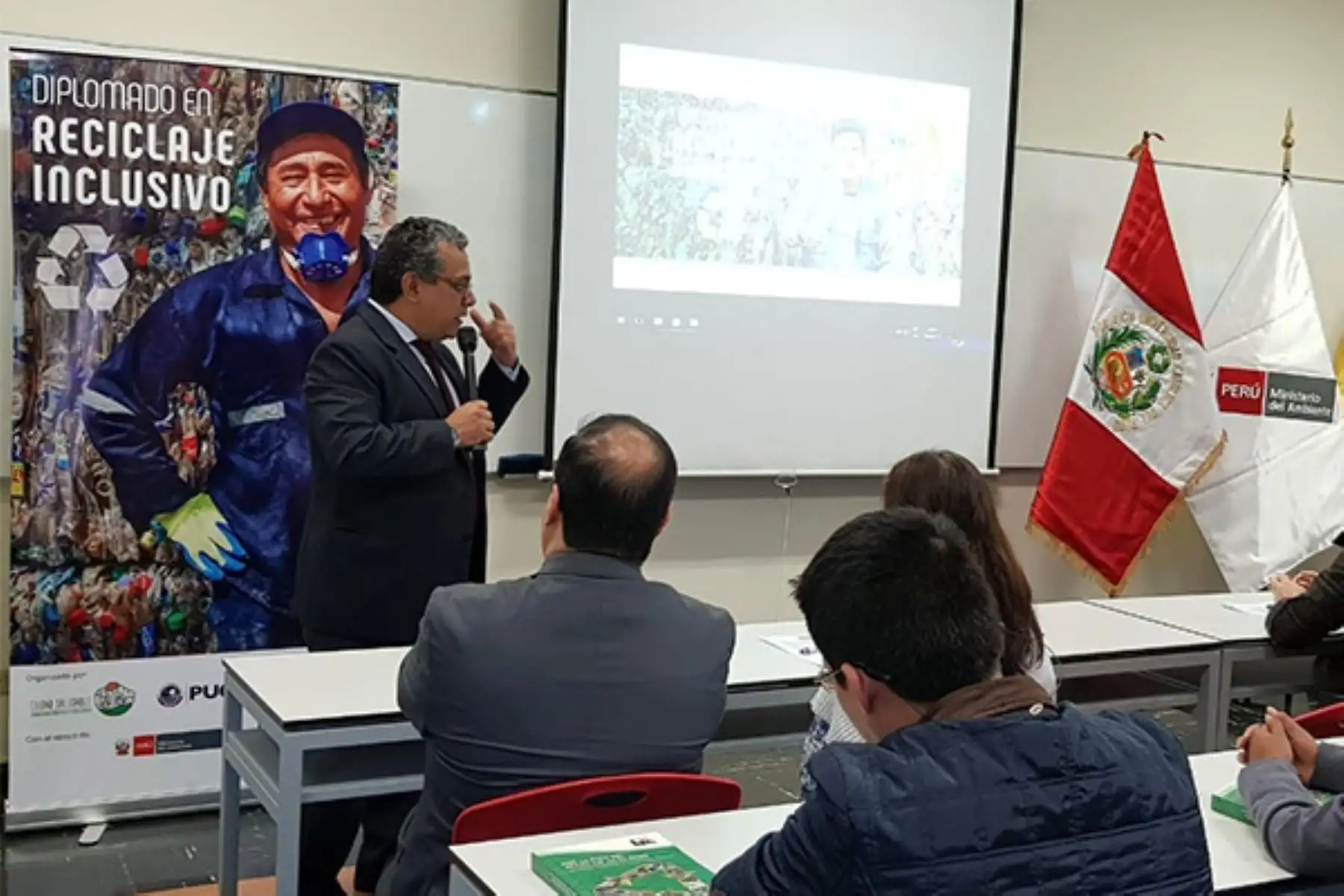 Más de 220 funcionarios de municipalidades de todo el país fortalecerán sus capacidades para contribuir a la gestión integral de residuos sólidos a través del Primer Diplomado Semipresencial en “Reciclaje inclusivo para funcionarios municipales”, que se desarrollará de manera descentralizada en Ica, Huancayo, Arequipa, Chiclayo, Tarapoto, Piura y Lima.