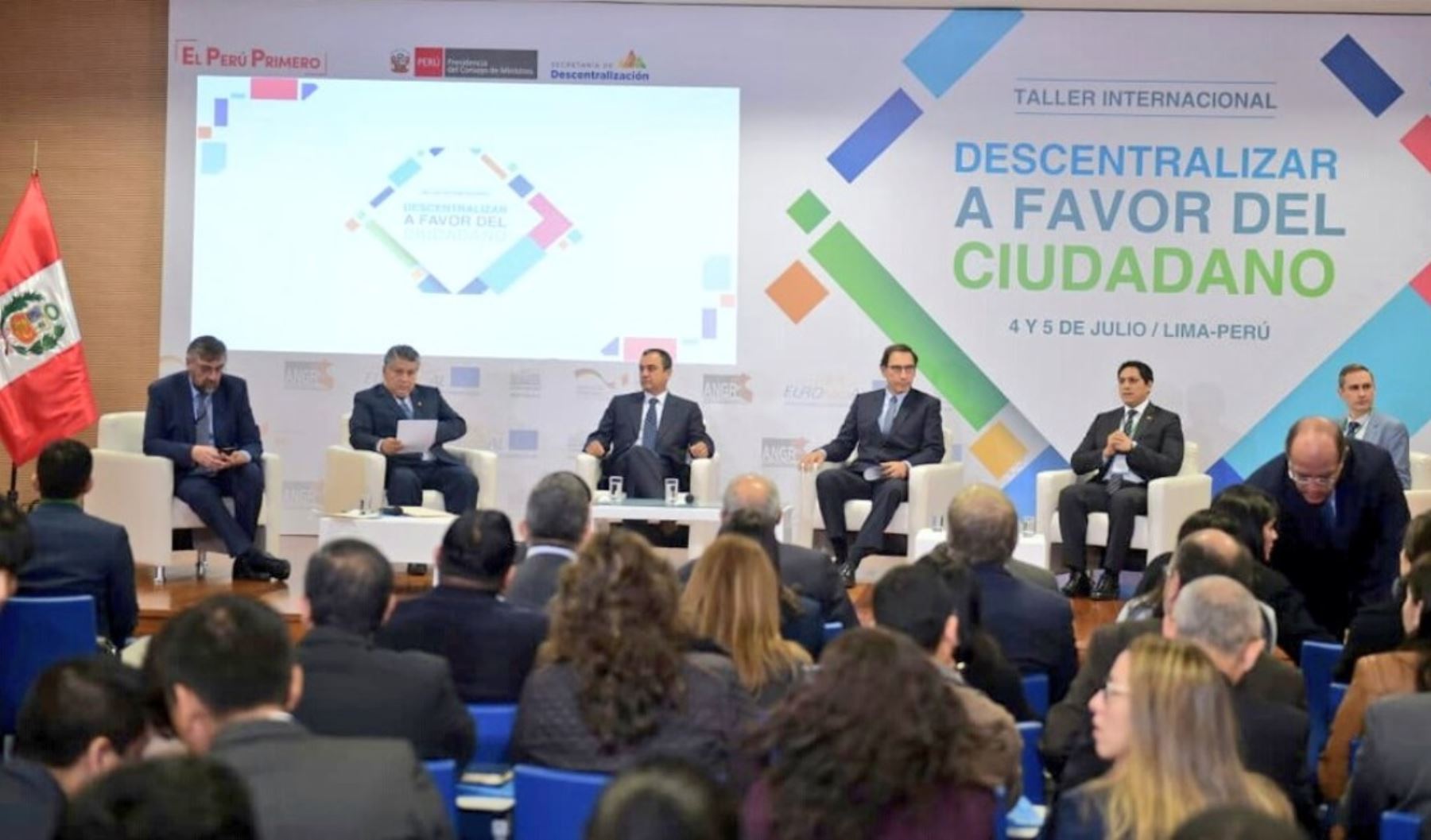 Presidente Martín Vizcarra participa en foro sobre descentralización.