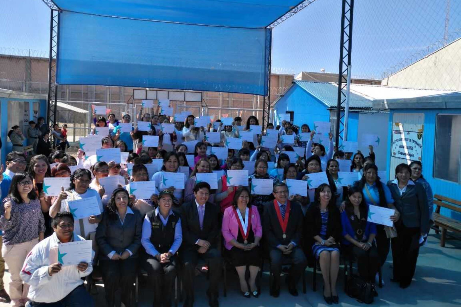Ciento once internas del penal de mujeres de Arequipa recibieron la certificación en gestión empresarial, tras haber recibido la capacitación denominada “Creador de negocios para mujeres”, luego de cuatro meses de instrucción y posterior evaluación realizada por los profesionales del Programa Dream Builder.