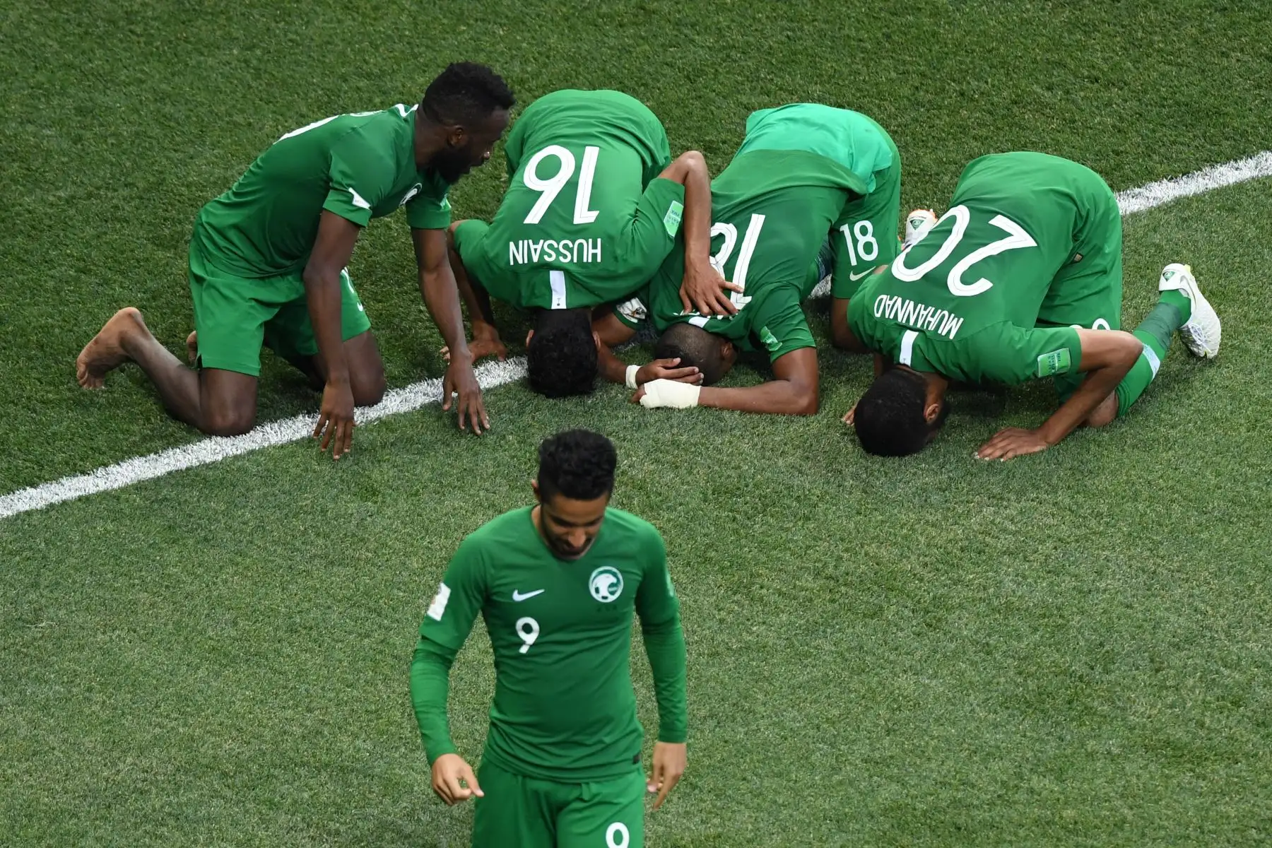 Los jugadores de Arabia Saudi rezan en el Volgogrado Arena de Volgogrado el 25 de junio de 2018. / AFP