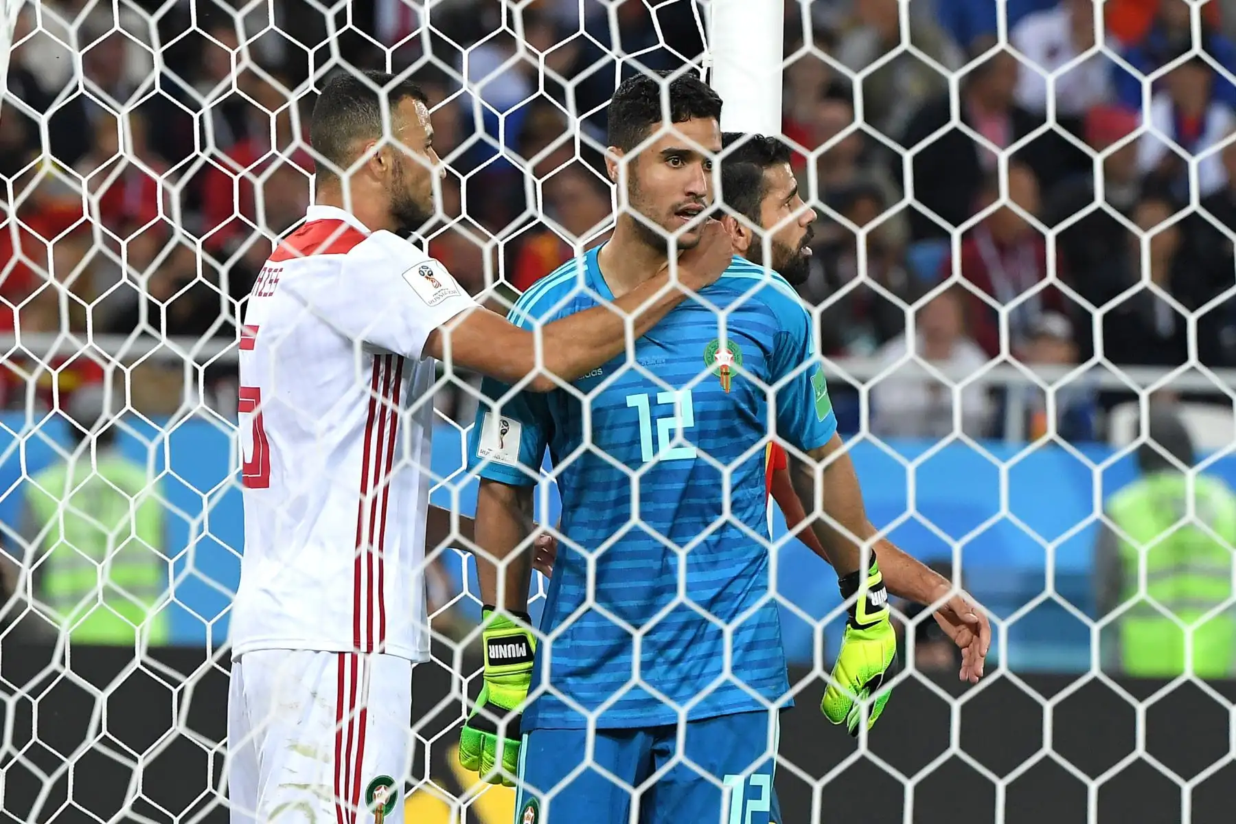 El defensa de Marruecos Romain Saiss (L) felicita al portero de Marruecos Munir Mohand Mohamedi por salvar un intento de gol durante el partido de fútbol de la Copa del Mundo Rusia 2018 / AFP