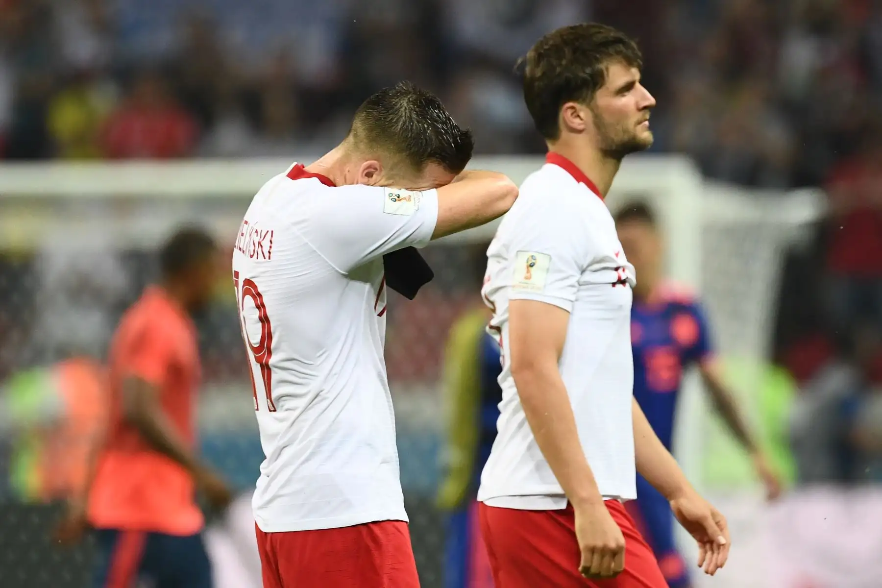 El mediocampista polaco Piotr Zielinski (L) parece desanimado al final del partido de fútbol del Grupo H de la Copa Mundial Rusia 2018. AFP