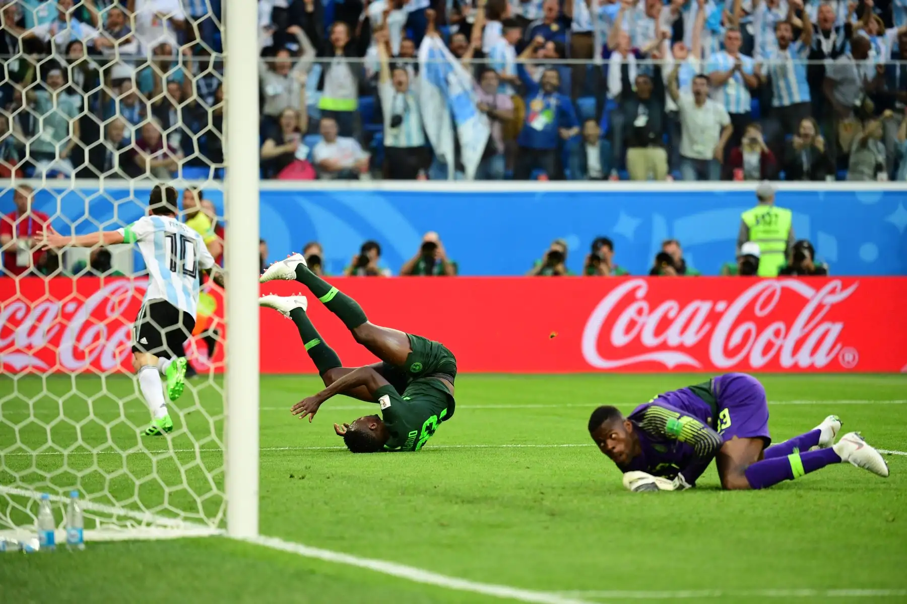 El portero de Nigeria Francis Uzoho (R) durante el partido de fútbol del Grupo D de la Copa Mundial Rusia 2018. AFP