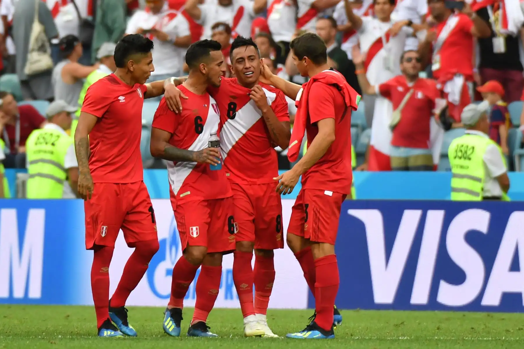 Los jugadores de Perú celebran después de ganar el partido de fútbol del Grupo C de la Copa Mundial Rusia 2018 entre Australia y Perú en el Estadio Fisht en Sochi el 26 de junio de 2018. / AFP