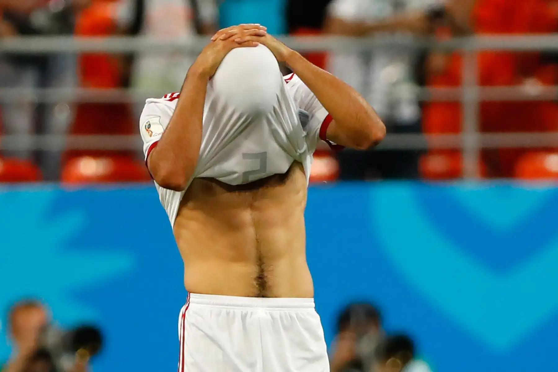 El defensor iraní Milad Mohammadi reacciona al silbar final durante el partido de fútbol del Grupo B Rusia 2018 entre Irán y Portugal en el Mordovia Arena en Saransk el 25 de junio de 2018. / AFP