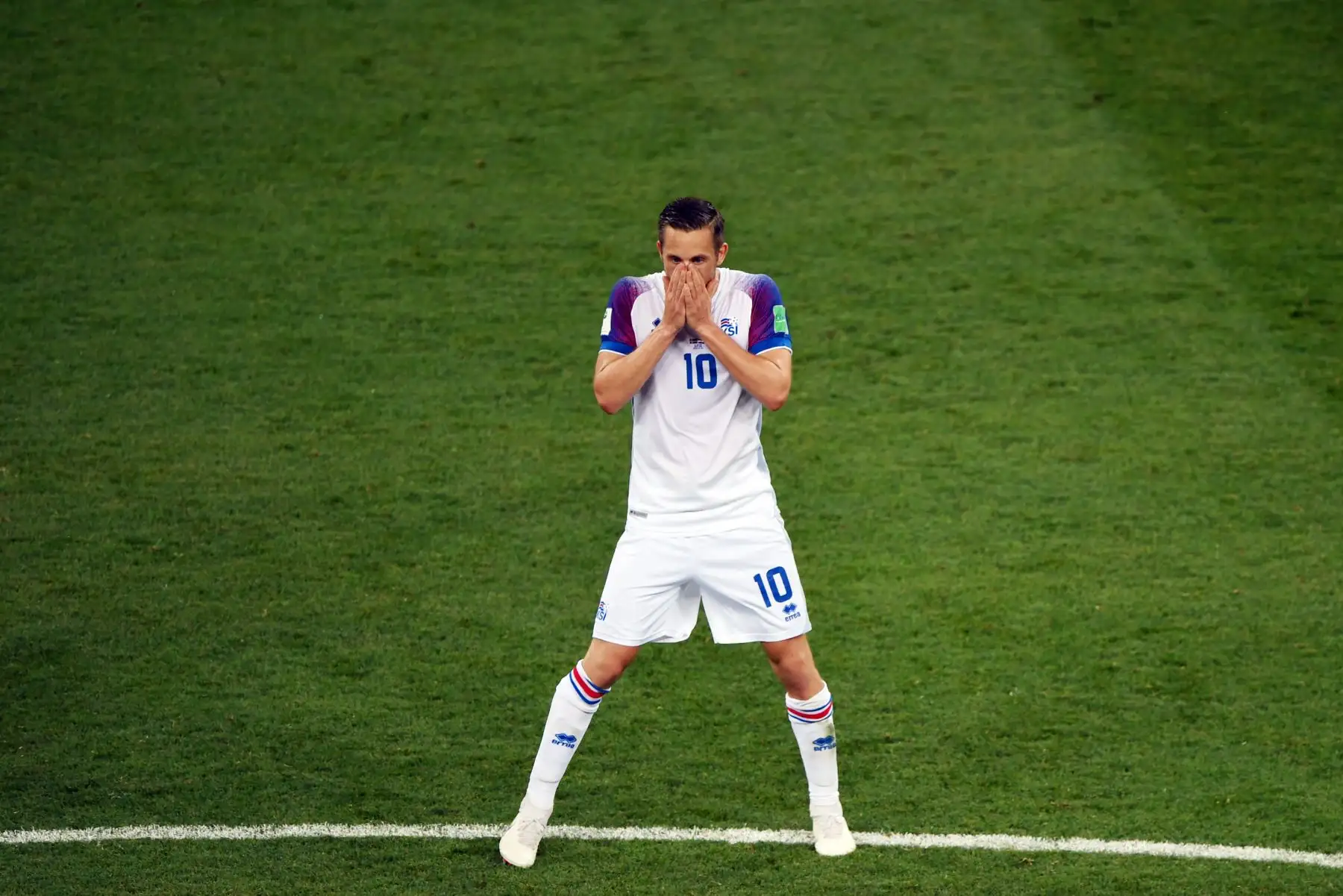 El centrocampista de Islandia Gylfi Sigurdsson reacciona durante el partido de fútbol del Grupo D de la Copa Mundial Rusia 2018 entre Islandia y Croacia en el Rostov Arena en Rostov-On-Don el 26 de junio de 2018. / AFP