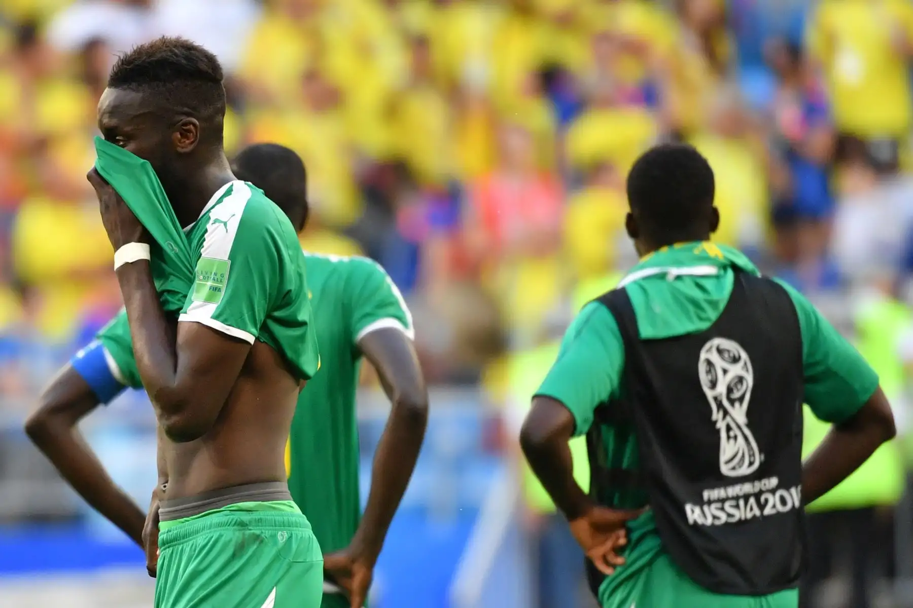 El defensa de Senegal Salif Sane (L) reacciona al final del partido de fútbol del Grupo H Rusia 2018 Mundial entre Senegal y Colombia en el Samara Arena en Samara el 28 de junio de 2018. / AFP