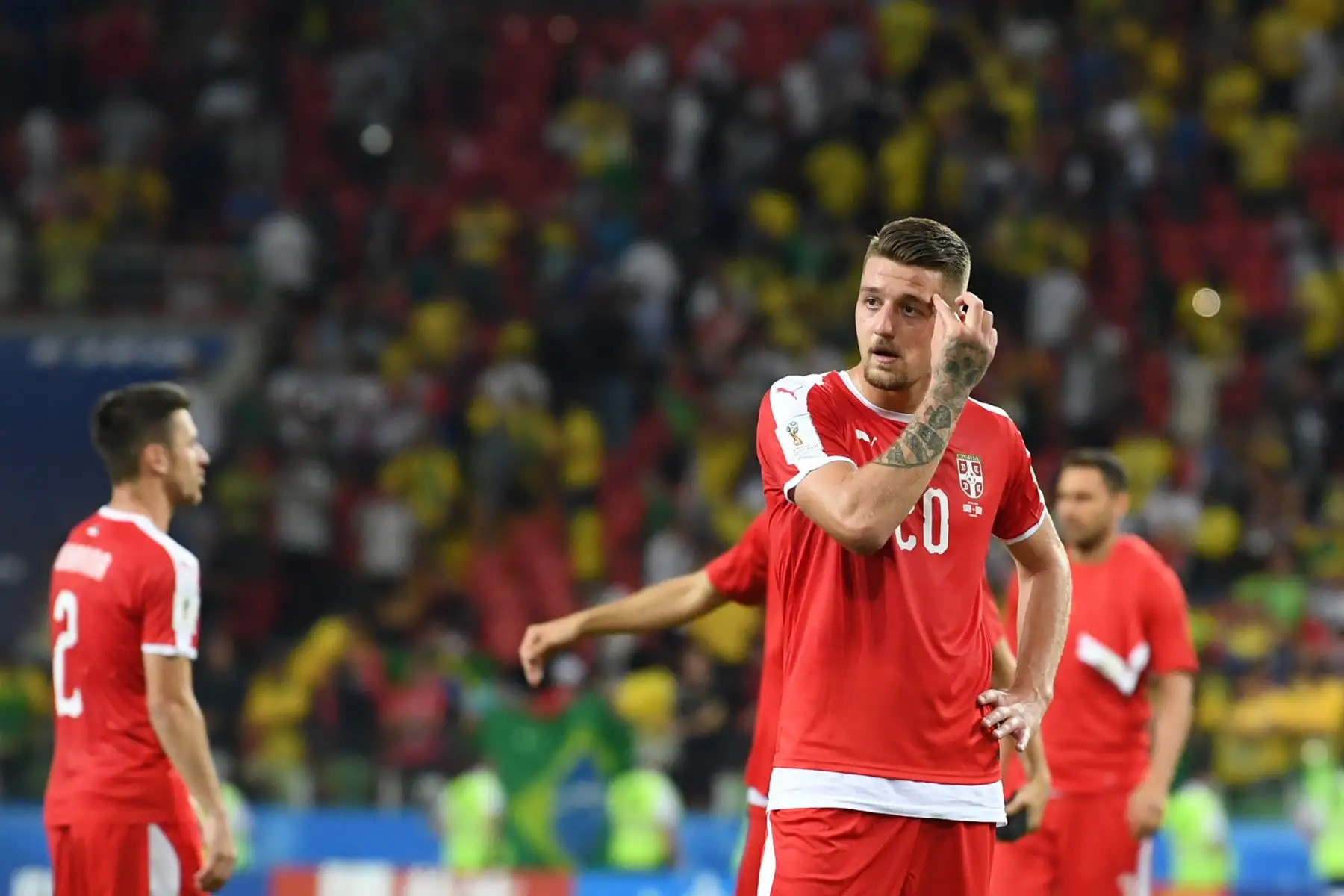 El mediocampista serbio Sergej Milinkovic-Savic parece desanimado al final del partido de fútbol del Grupo E de la Copa Mundial Rusia 2018 entre Serbia y Brasil en el Estadio Spartak de Moscú el 27 de junio de 2018. Brasil ganó 0-2. / AFP