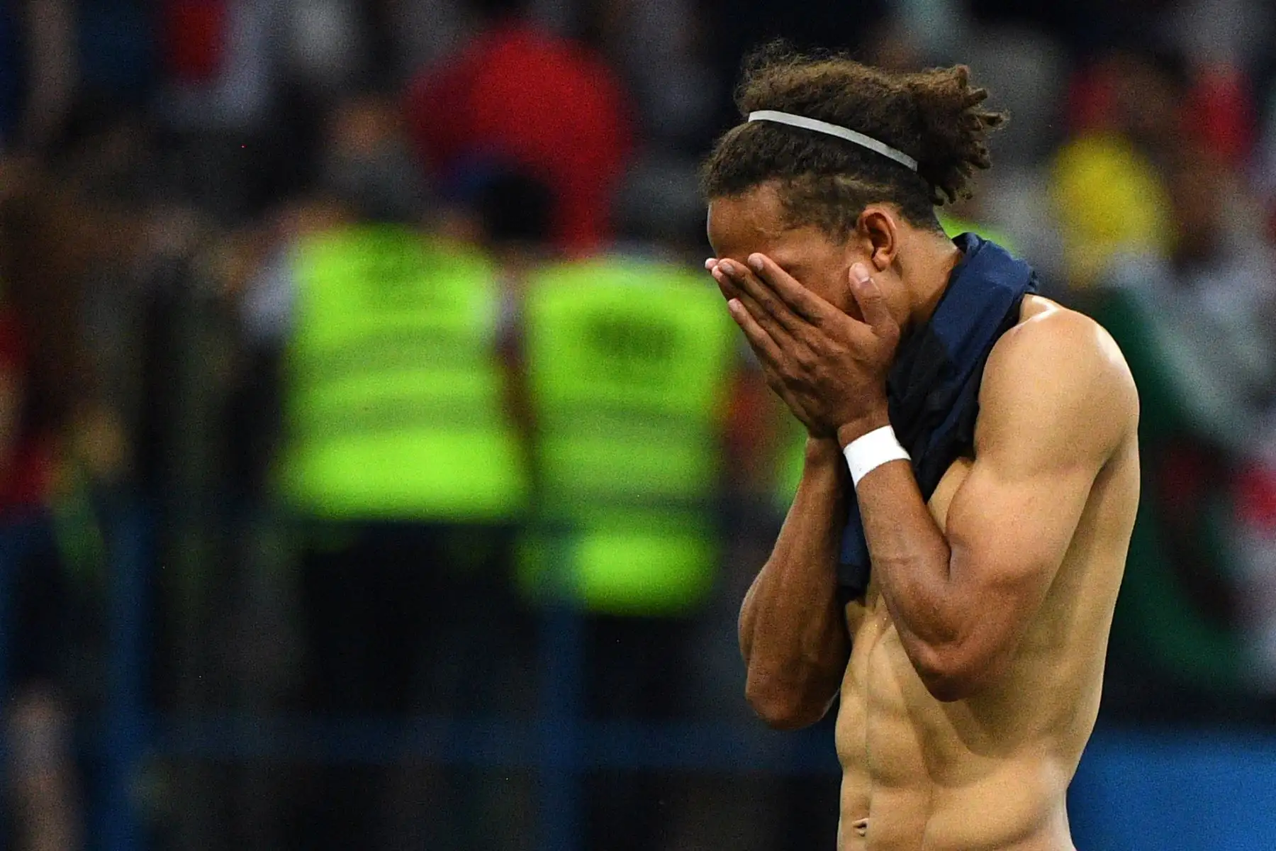 El delantero danés Yussuf Poulsen (R) parece desanimado después de haber sido derrotado en la tanda de penaltis al final de la ronda de octavos de final de la Copa Mundial Rusia 2018 entre Croacia y Dinamarca en el Estadio Nizhny Novgorod de Nizhny Novgorod el 1 de julio de 2018. / AFP