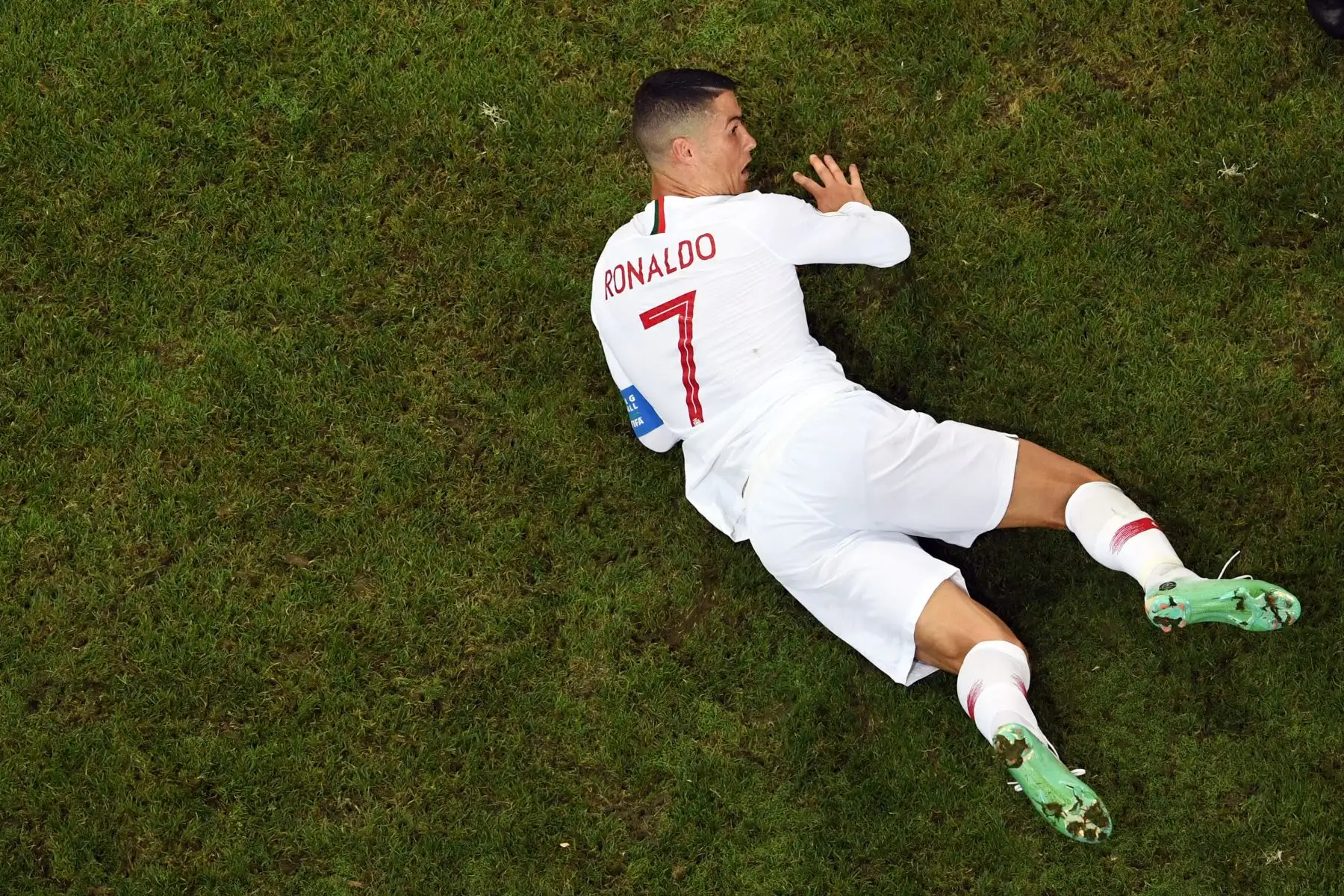 El delantero portugués Cristiano Ronaldo reacciona tras caer durante la ronda de octavos de final de la Copa Mundial Rusia 2018 entre Uruguay y Portugal en el estadio Fisht de Sochi el 30 de junio de 2018. / AFP
