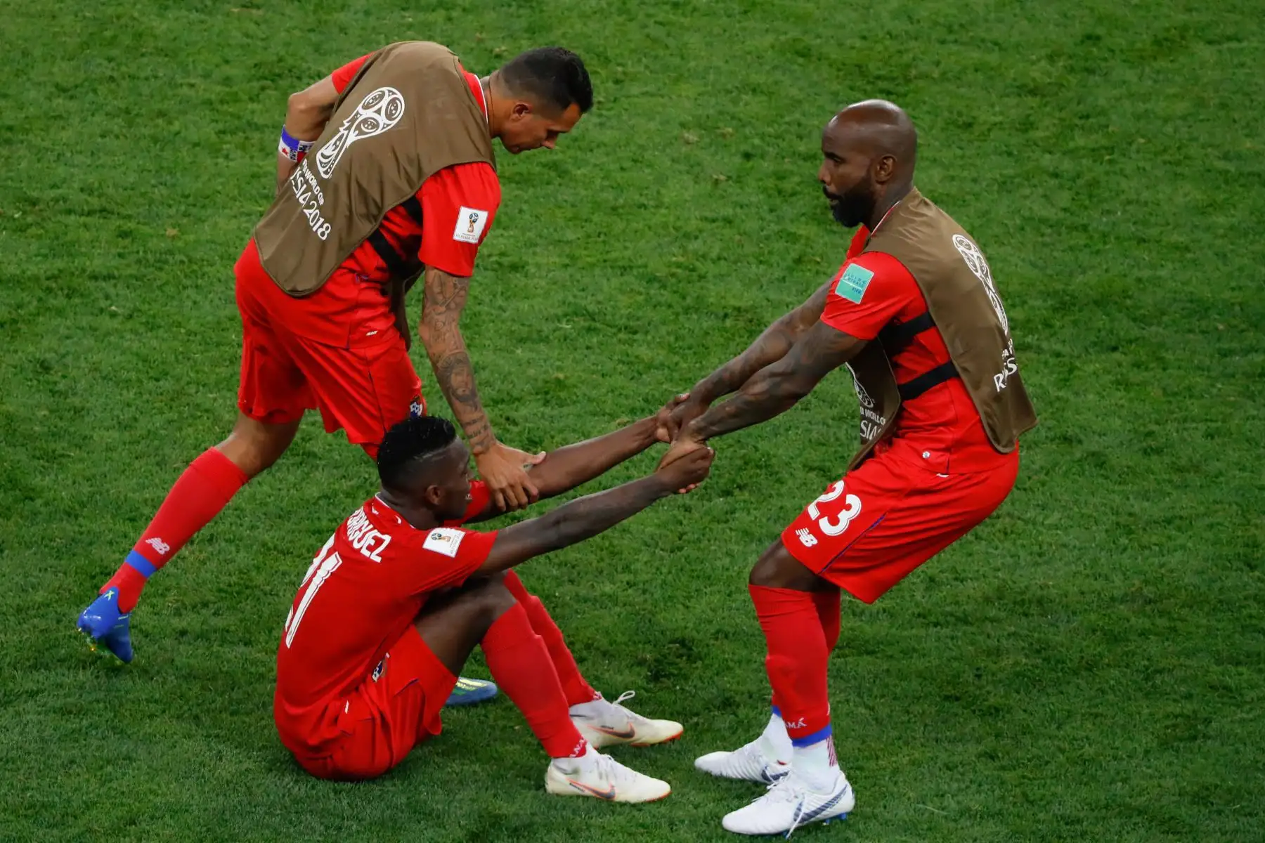 El centrocampista de Panamá José Luis Rodríguez (C) es consolado por el defensa de Panamá Felipe Baloy (R) al final del partido de fútbol del Grupo G de la Copa Mundial Rusia 2018 entre Panamá y Túnez en el Mordovia Arena en Saransk el 28 de junio de 2018. Túnez ganó 1 -2. / AFP
