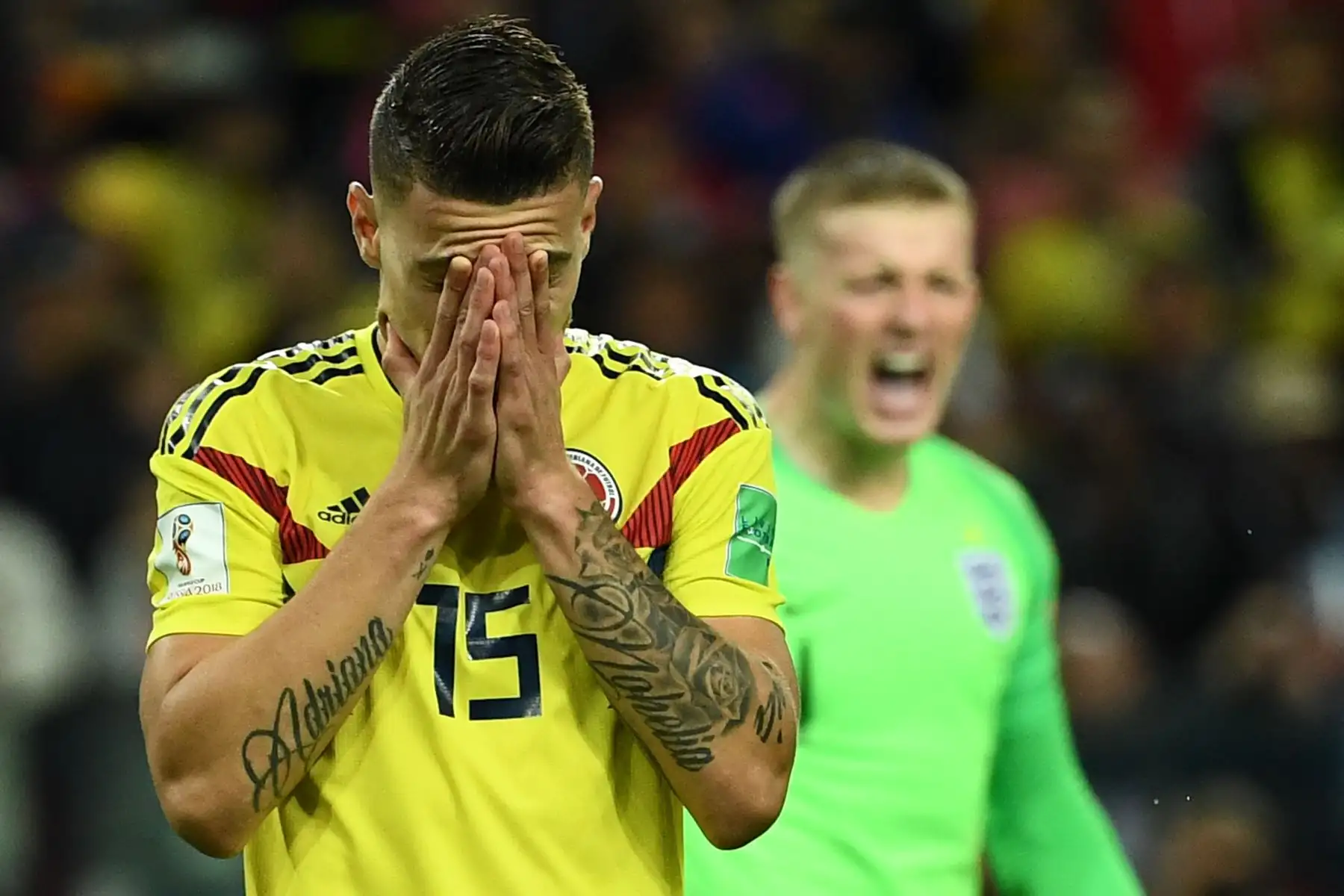 El centrocampista colombiano Mateus Uribe (delantero) reacciona después de perder para anotar un tiro penal junto al portero de Inglaterra Jordan Pickford (trasero) celebrando durante la tanda de penaltis de la ronda de octavos de final de la Copa Mundial Rusia 2018 entre Colombia e Inglaterra en el Estadio Spartak en Moscú el 3 de julio de 2018. / AFP
