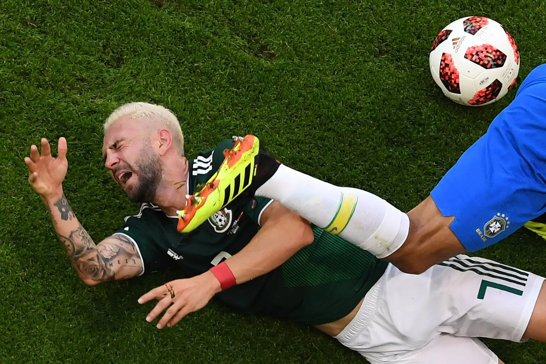 El defensa brasileño Miranda (R) golpea al defensor mexicano Miguel Layun durante la ronda de dieciseisavos de final de la Copa Mundial Rusia 2018 entre Brasil y México en el Samara Arena en Samara el 2 de julio de 2018. / AFP