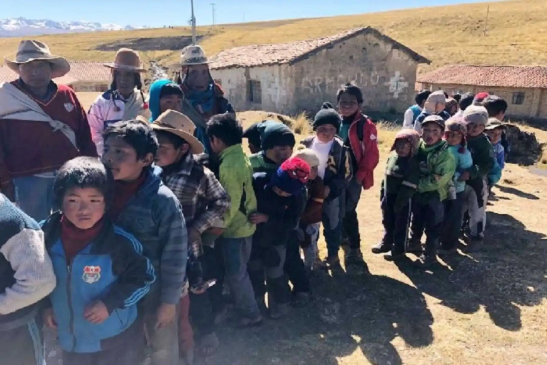 Como parte de la campaña de solidaridad promovida por el Poder Judicial a favor de las familias que padecen del intenso frío en las zonas altoandinas del país, el juez supremo Ricardo Vinatea Medina, entregó ayuda a los pobladores de una comunidad campesina del Cusco.