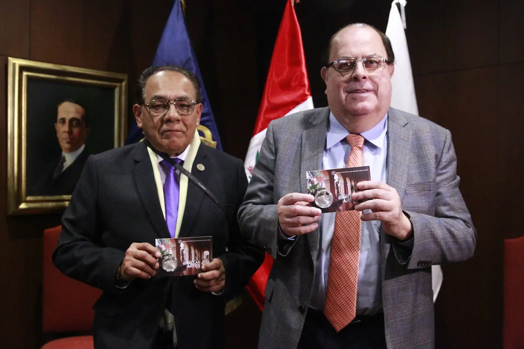 El Presidente del Banco Central de Reserva del Perú, Dr. Julio Velarde presenta una moneda alusiva al Centenario de la Escuela Nacional Superior Autónoma de Bellas Artes del Perú. Foto: ANDINA/Eddy Ramos.