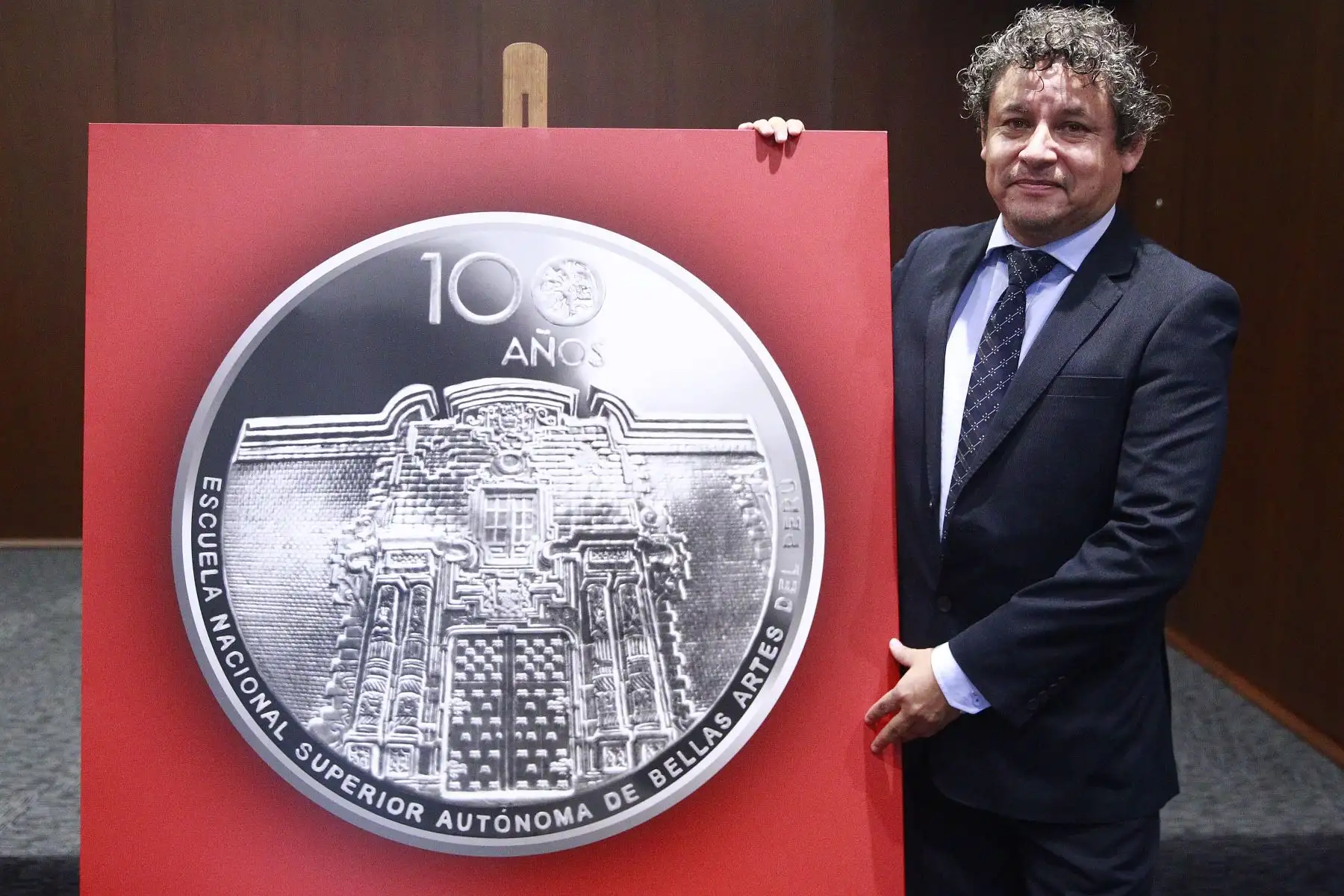 Carlos Valdez,director de la Escuela Nacional de Bellas Artes presenta una moneda alusiva al Centenario de la Escuela Nacional Superior Autónoma de Bellas Artes del Perú. Foto: ANDINA/Eddy Ramos.