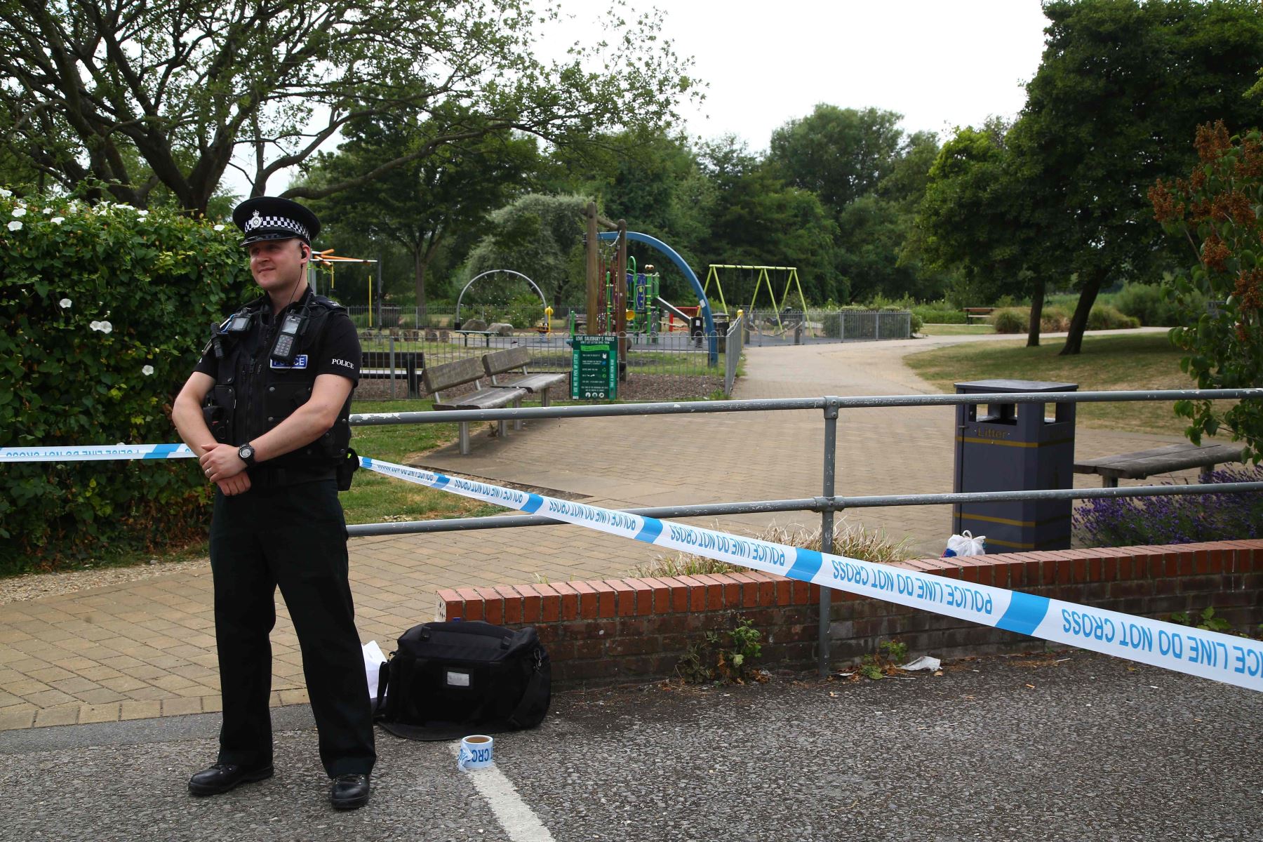 Policía en los acordonados Jardines Queen Elizabeth Gardens en Salisbury Foto: AFP