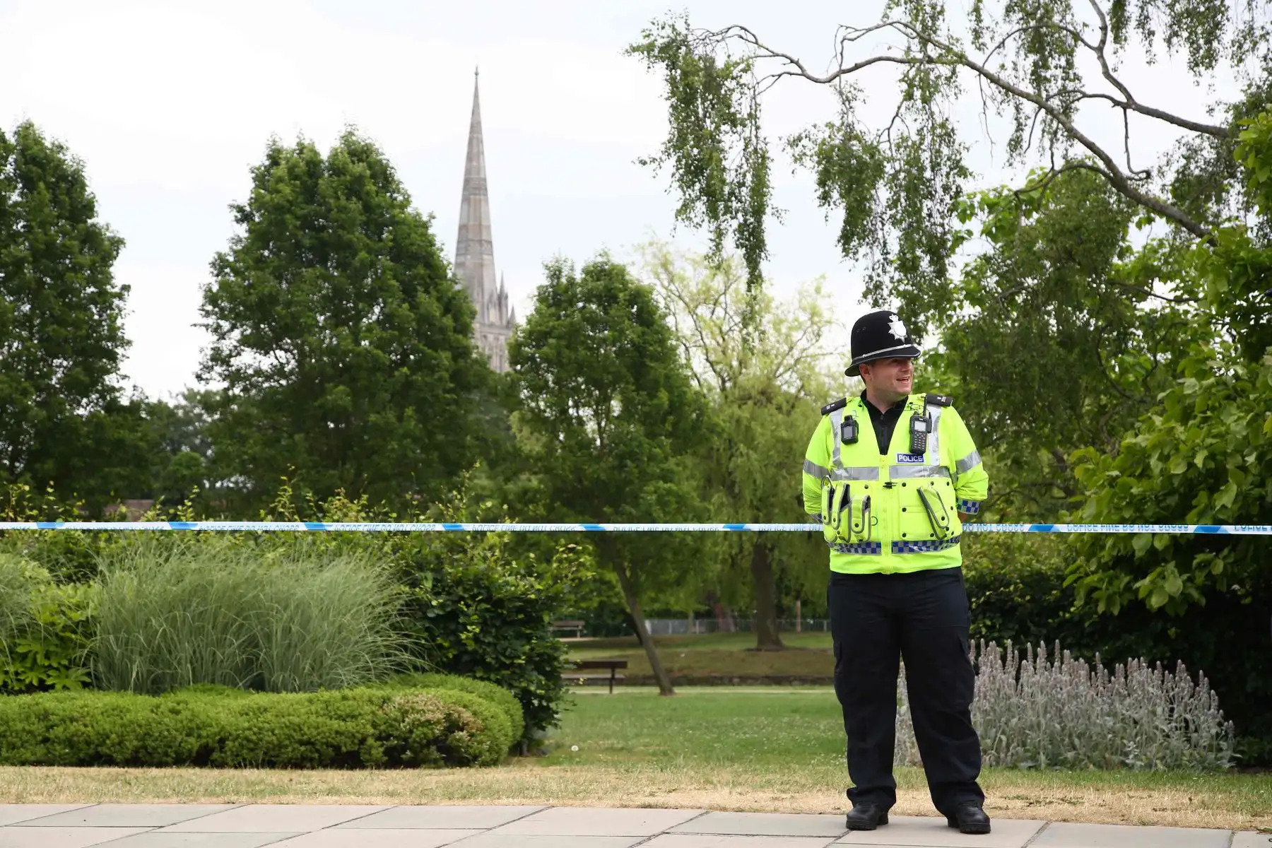 Policía en los acordonados Jardines Queen Elizabeth Gardens en Salisbury Foto: AFP