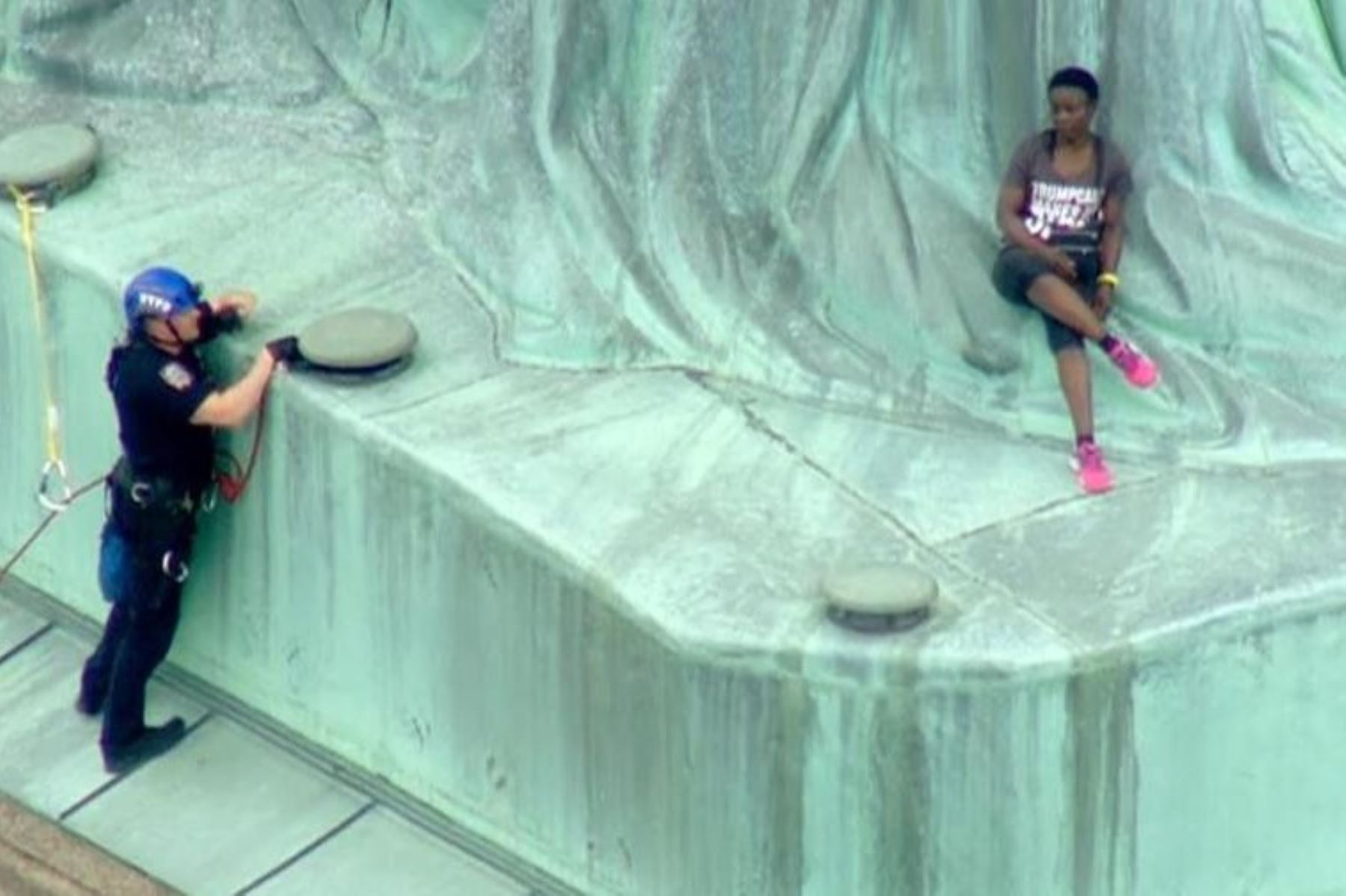 Mujer intenta escalar la Estatua de la Libertad Foto: INTERNET/Medios