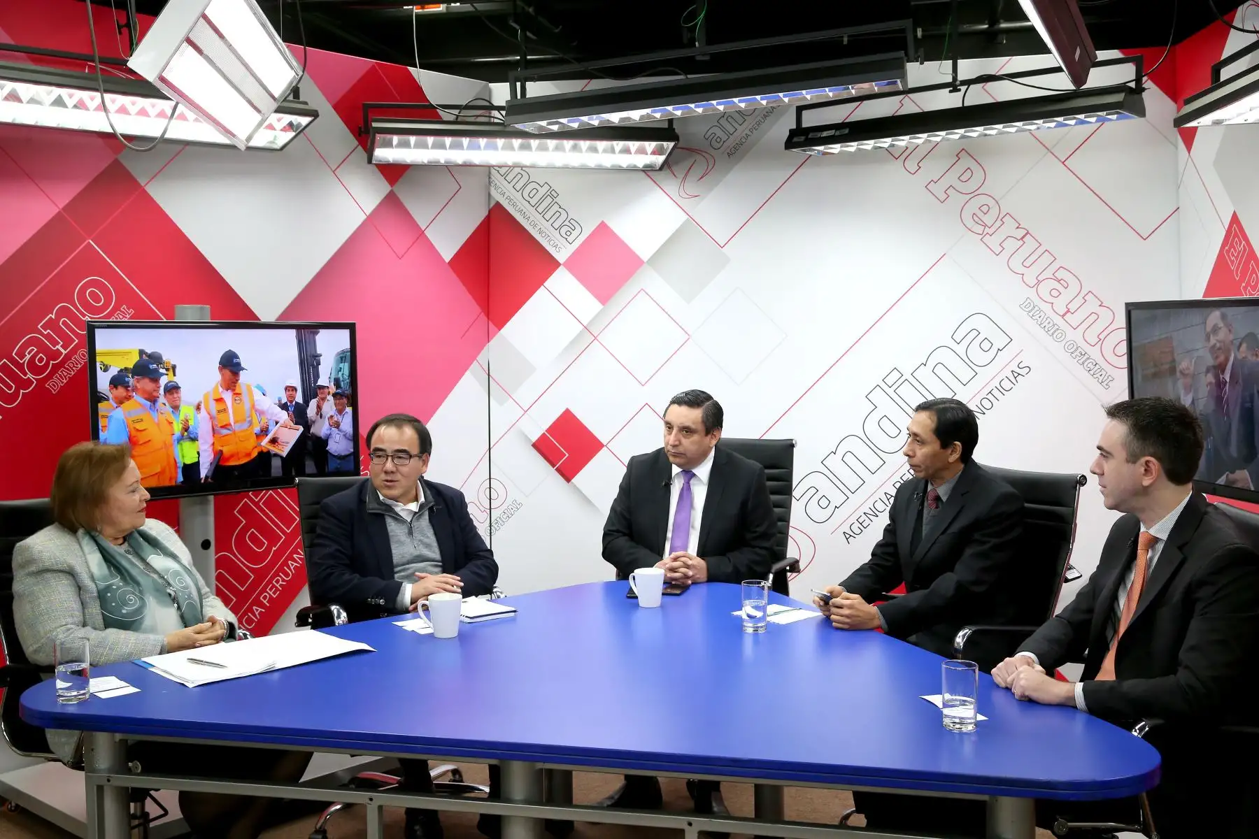 Panel del programa Mirada Económica.  ANDINA/Dante Zegarra