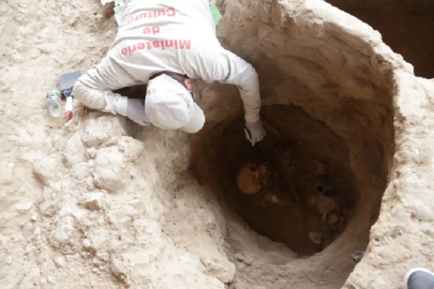 De los 24 entierros humanos hallados en Huaca Las Abejas del complejo arqueológico Túcume, en la región Lambayeque, cuatro pertenecerían a la nobleza de la cultura Inca y su corte, es decir 1,400 años para adelante.