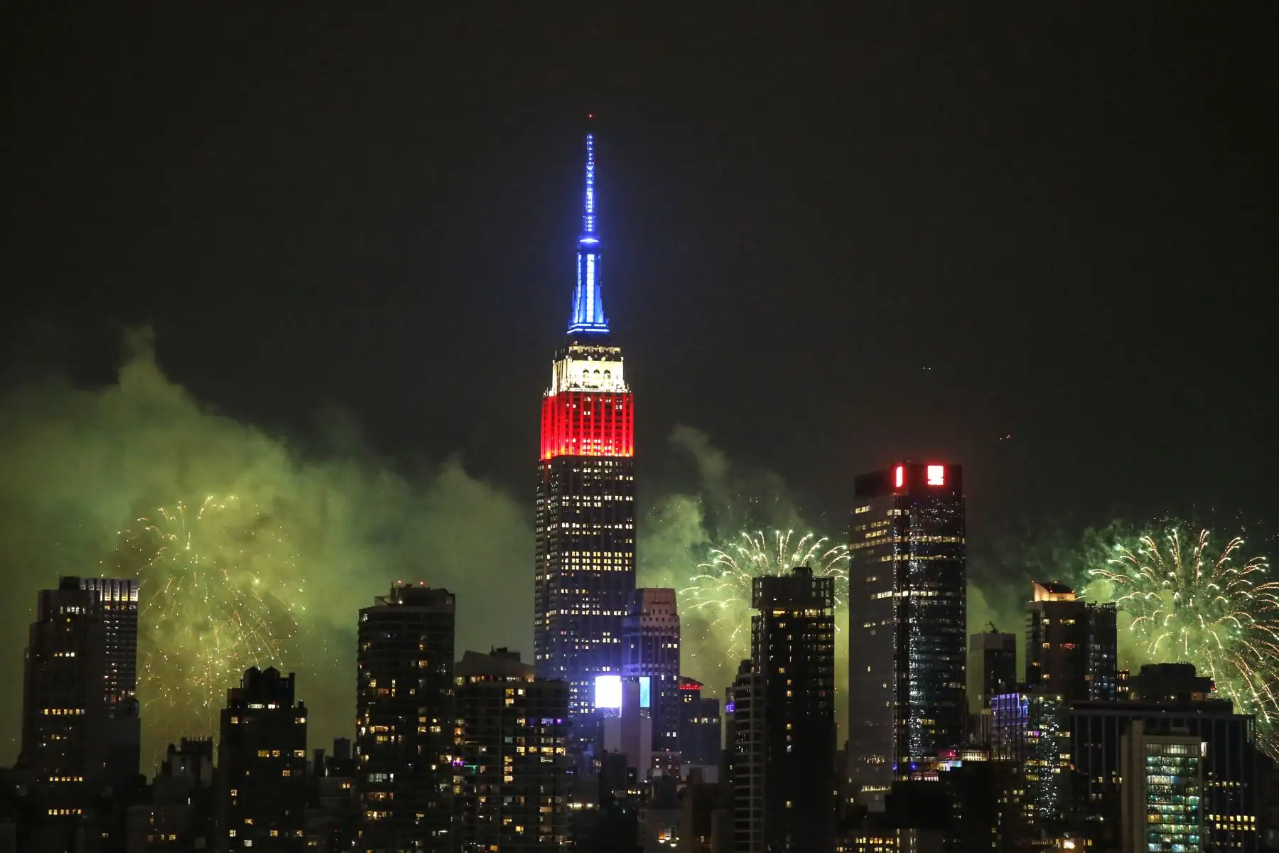 El cielo sobre Manhattan encendido por los fuegos artificiales anuales del 4 de julio de Macy