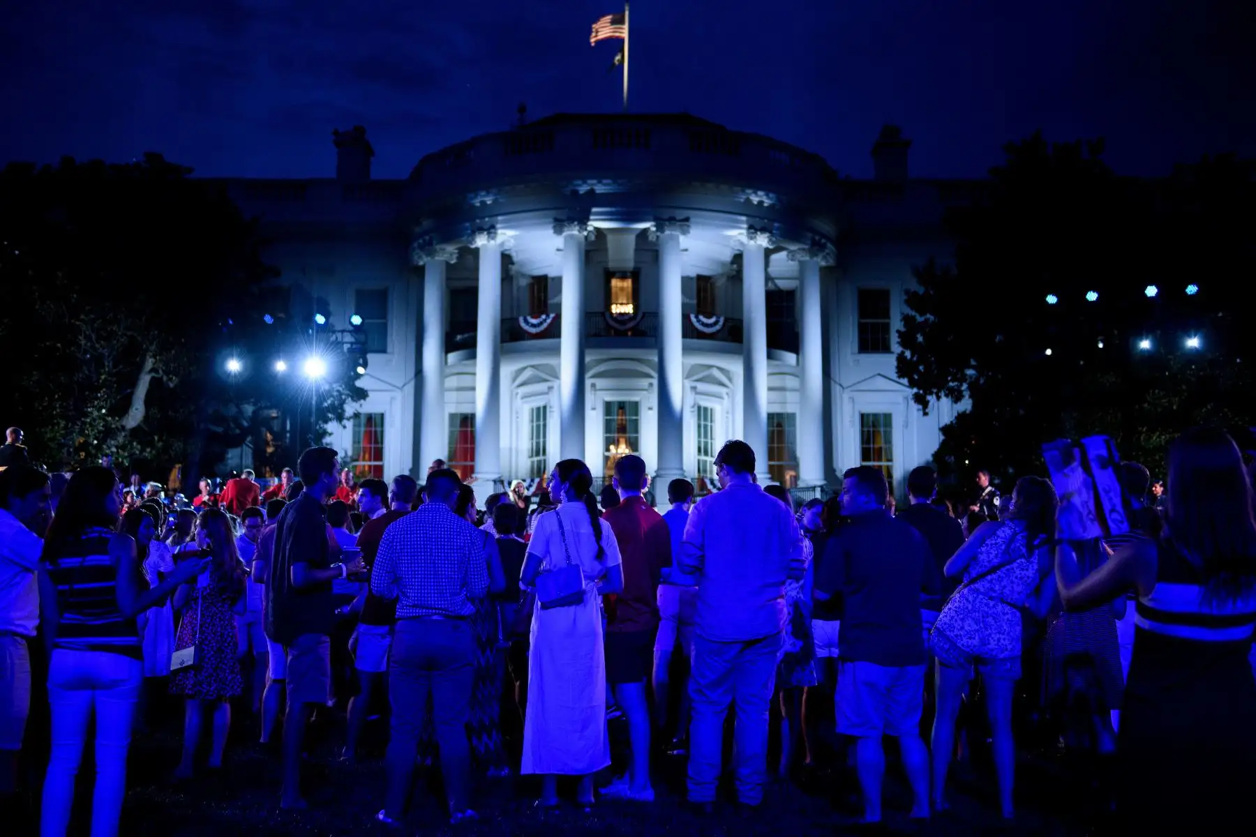 La gente asiste a una celebración del Día de la Independencia en el Jardín Sur de la Casa Blanca el 4 de julio de 2018 en Washington, DC. / AFP
