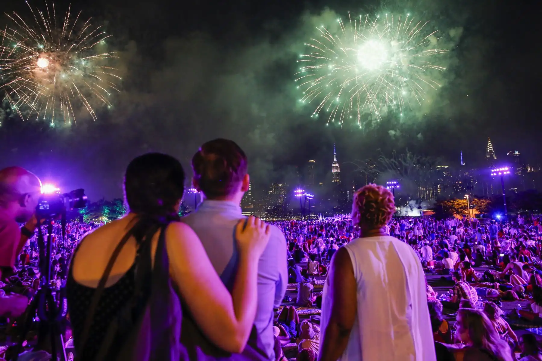 La gente mira los fuegos artificiales de Macy