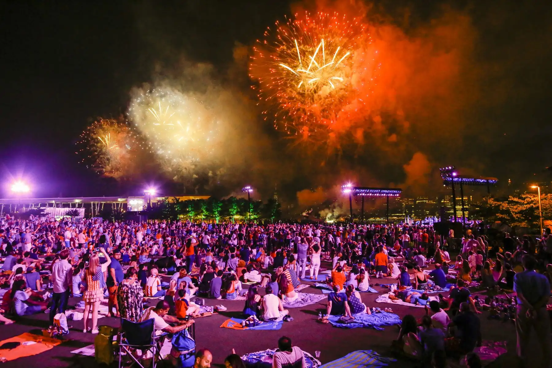 La gente mira los fuegos artificiales de Macy
