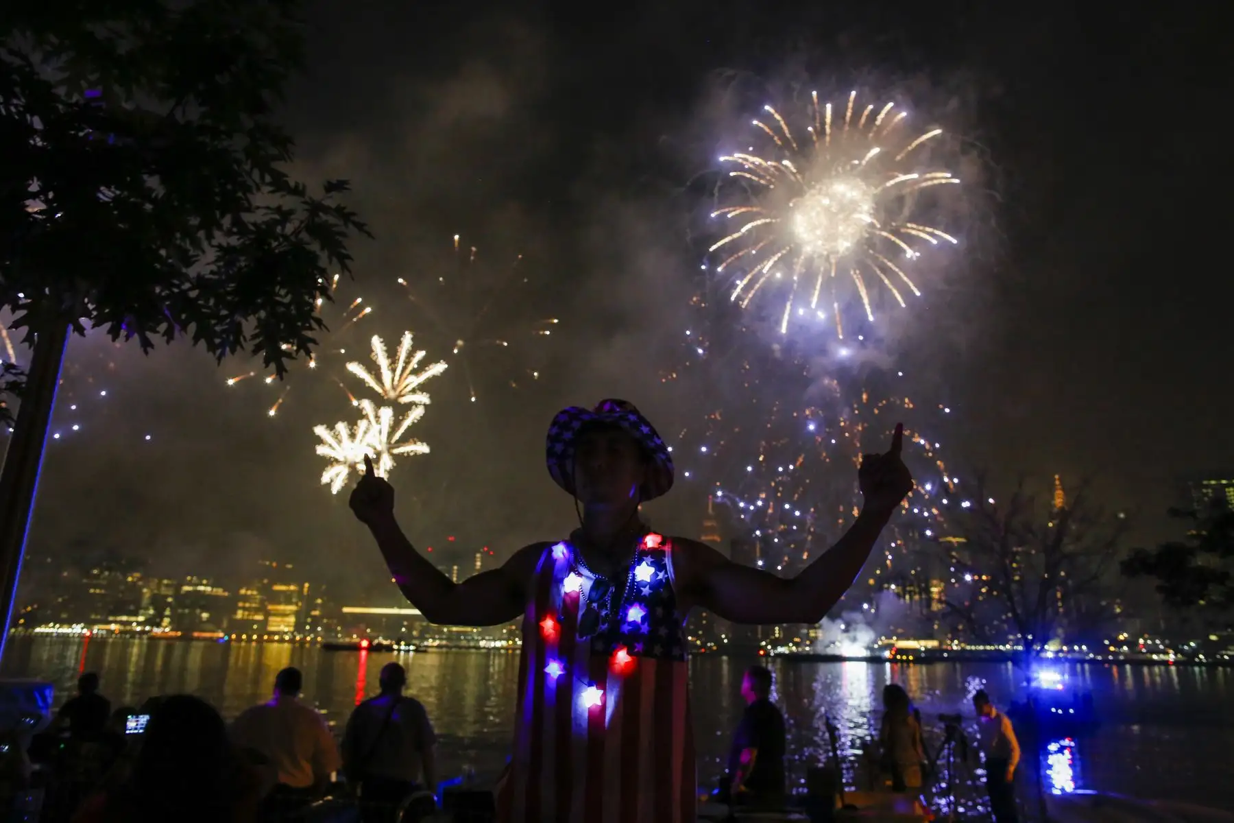 La gente mira los fuegos artificiales de Macy
