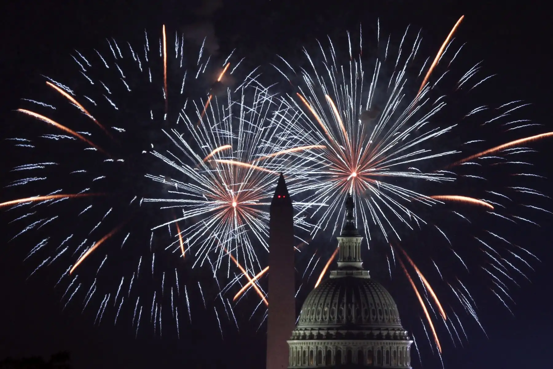 Los fuegos artificiales estallan en lo alto en el Capitolio de los EE. UU. Y el Monumento a Washington en el Día de la Independencia el 4 de julio de 2018 en Washington, DC. Los estadounidenses celebraron hoy el 242 ° año de independencia de la nación. AFP