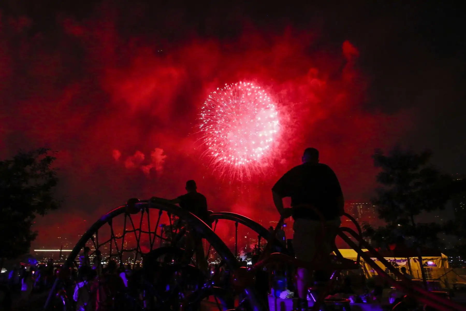 La gente mira los fuegos artificiales de Macy