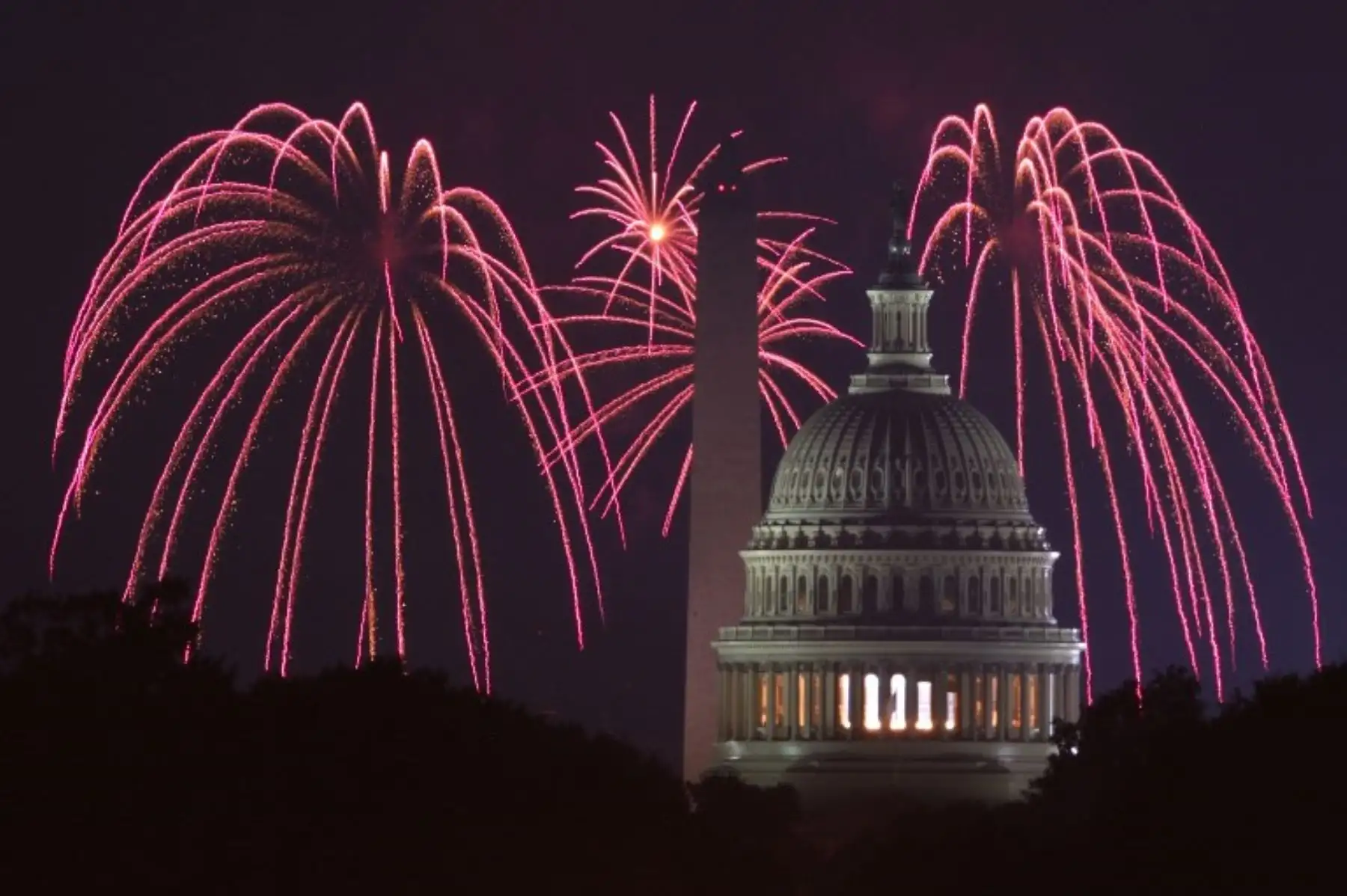 Los fuegos artificiales estallan en lo alto en el Capitolio de los EE. UU. Y el Monumento a Washington en el Día de la Independencia el 4 de julio de 2018 en Washington, DC. Los estadounidenses celebraron hoy el 242 ° año de independencia de la nación. AFP