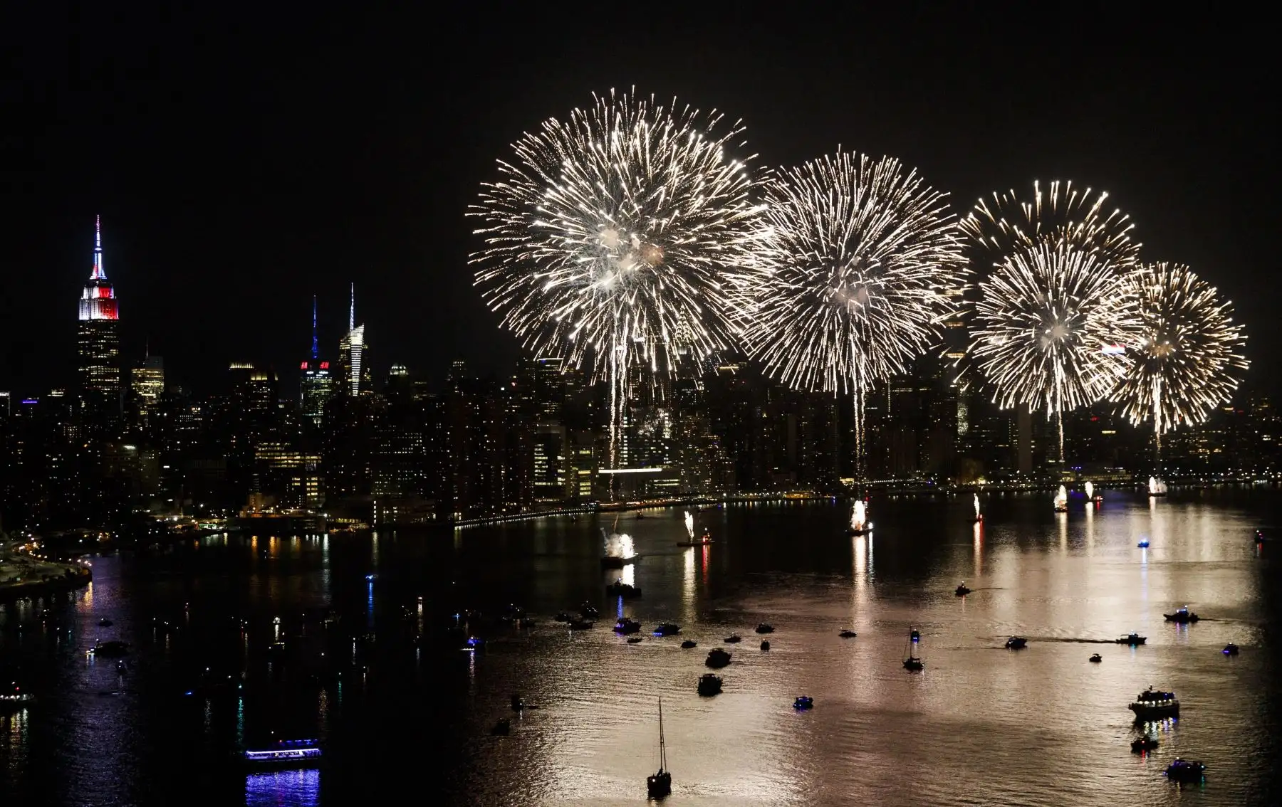 Vista de fuegos artificiales sobre el RÌo Este en Nueva York (Estados Unidos) hoy, miércoles 4 de julio de 2018, durante la celebración del DÌa de la Independencia de Estados Unidos. EFE/