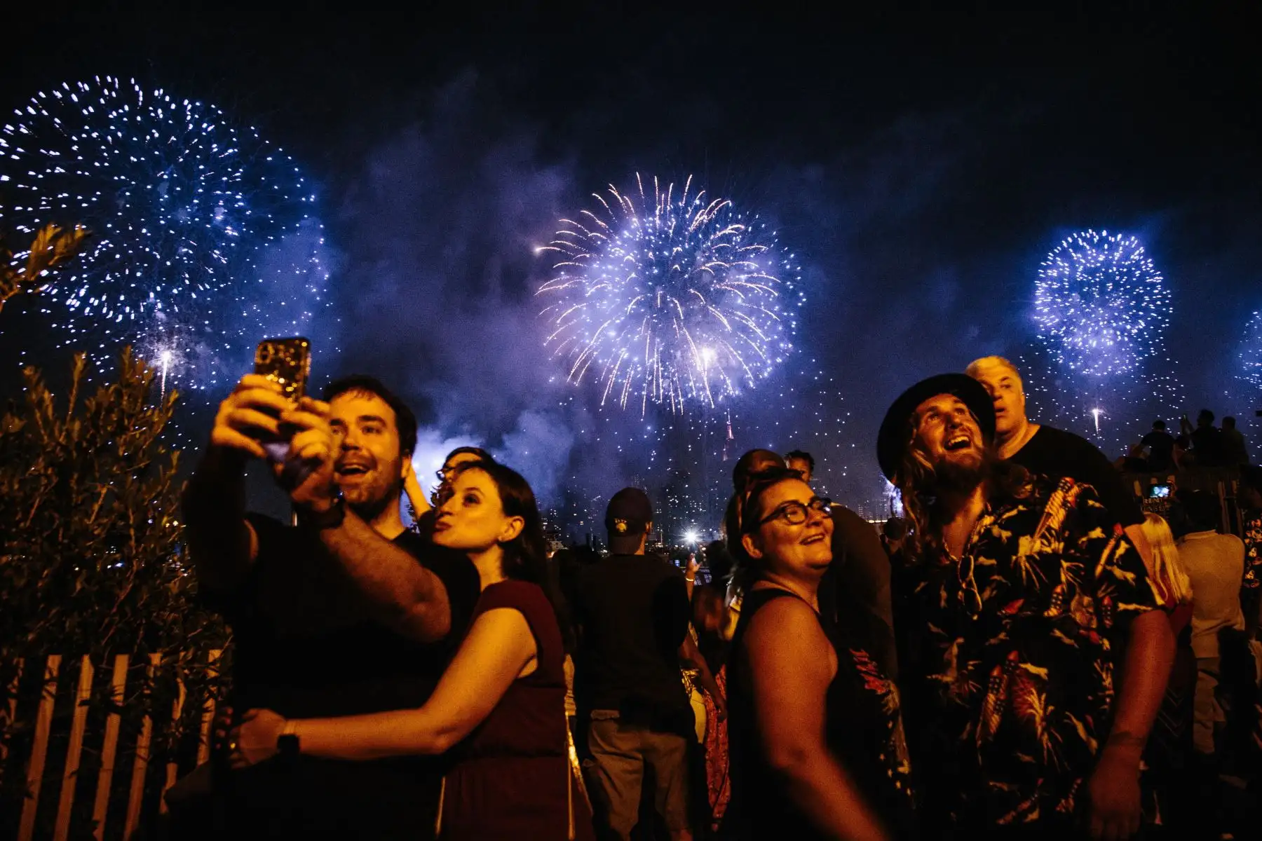 Cientos de personas se reúnen para ver fuegos artificiales sobre el Río Este en Nueva York (Estados Unidos) hoy, miércoles 4 de julio de 2018, durante la celebración del Día de la Independencia de Estados Unidos. EFE