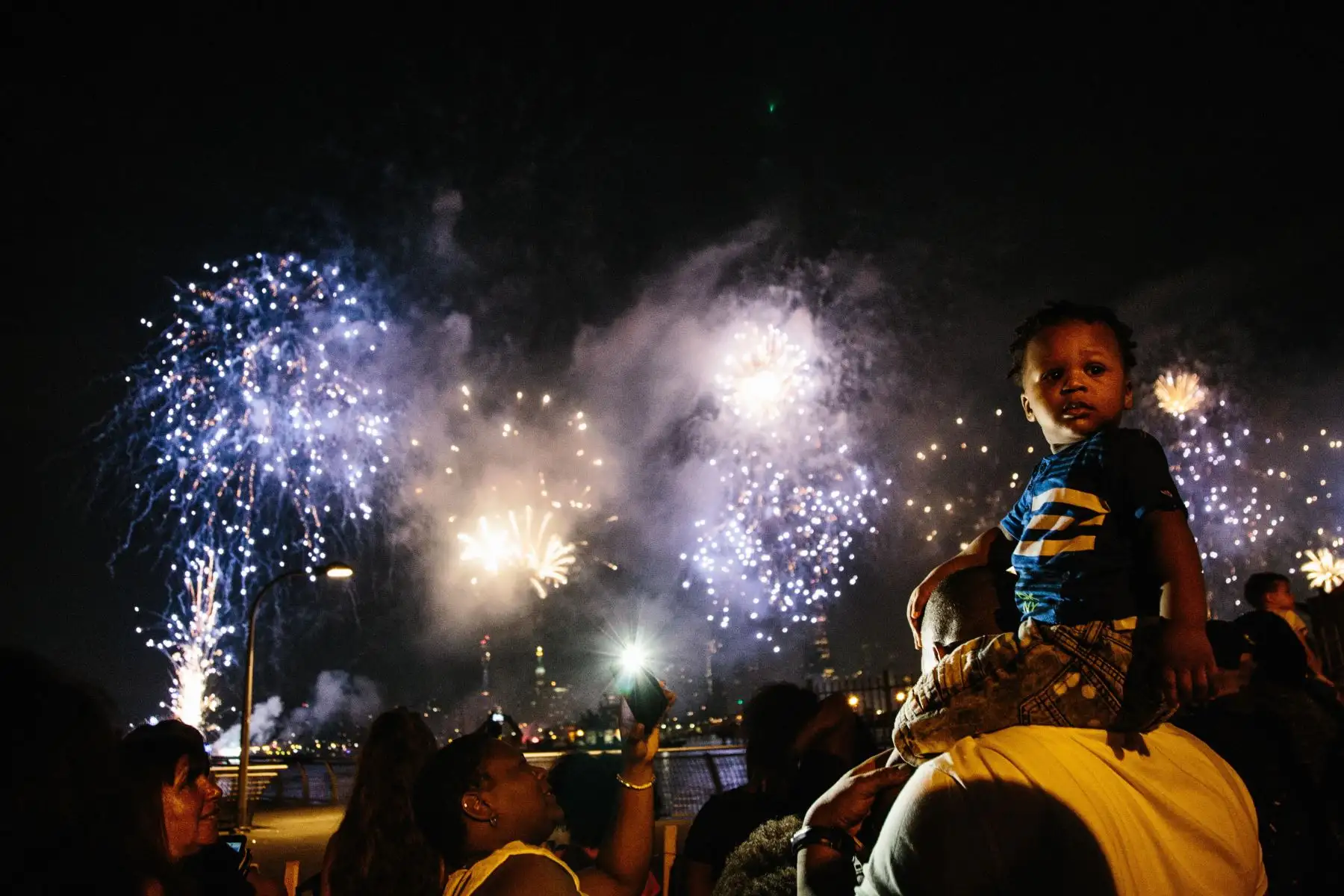 Vista de los fuegos artificiales sobre el Río Este en Nueva York (Estados Unidos) hoy, miércoles 4 de julio de 2018, durante la celebración del Día de la Independencia de Estados Unidos. EFE