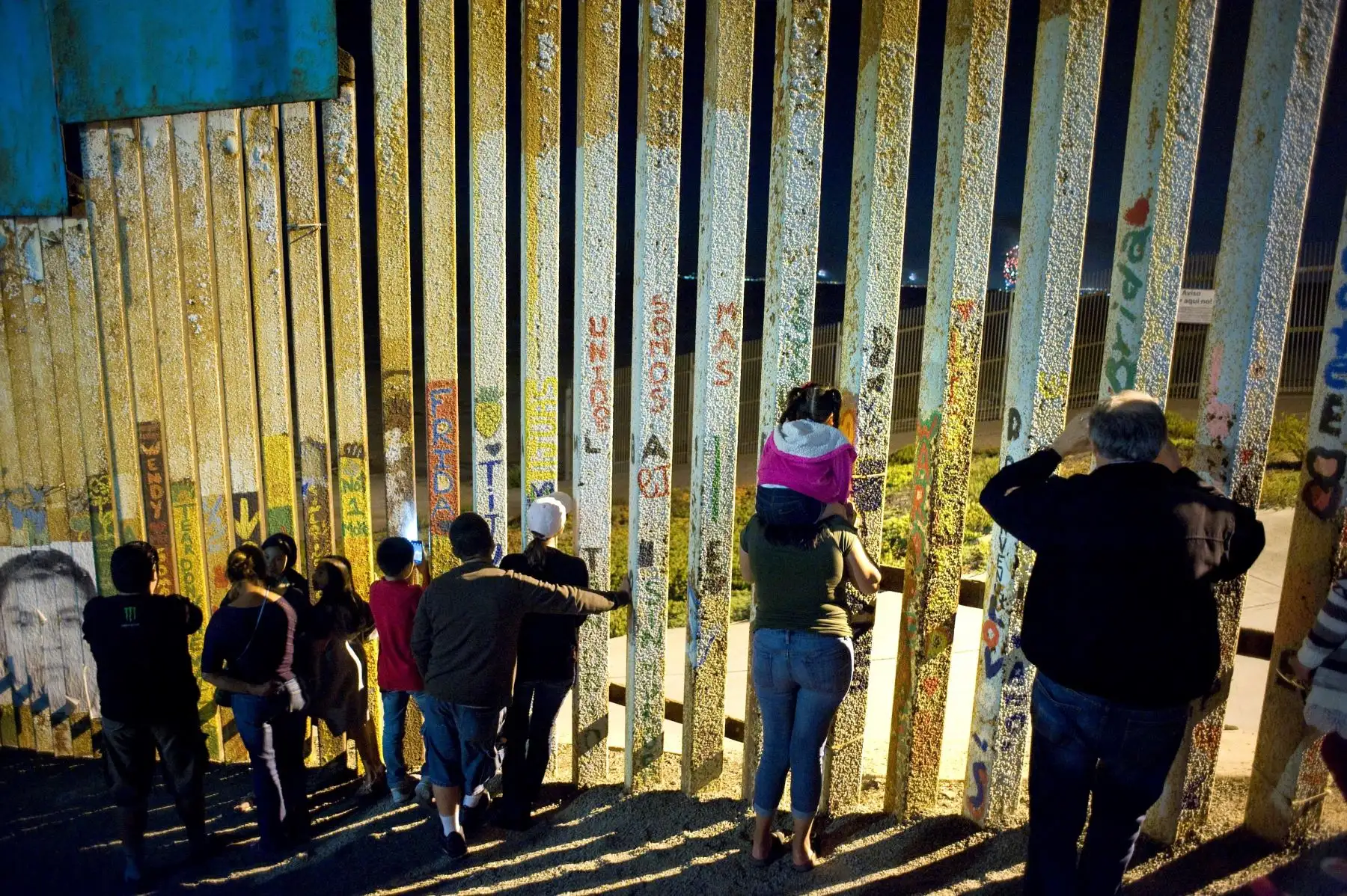 Varias personas observan un espect·culo de fuegos artificiales a travÈs de la valla fronteriza con EE.UU. en Tijuana (MÈxico) en la noche del 4 de julio de 2018. Cada 4 de julio, miles de personas se acercan a esta playa para ver alguno de los espect·culos de fuegos artificiales para celebrar el DÌa de la Independencia que se organizan en San Diego, California, fronteriza con Tijuana. EFE