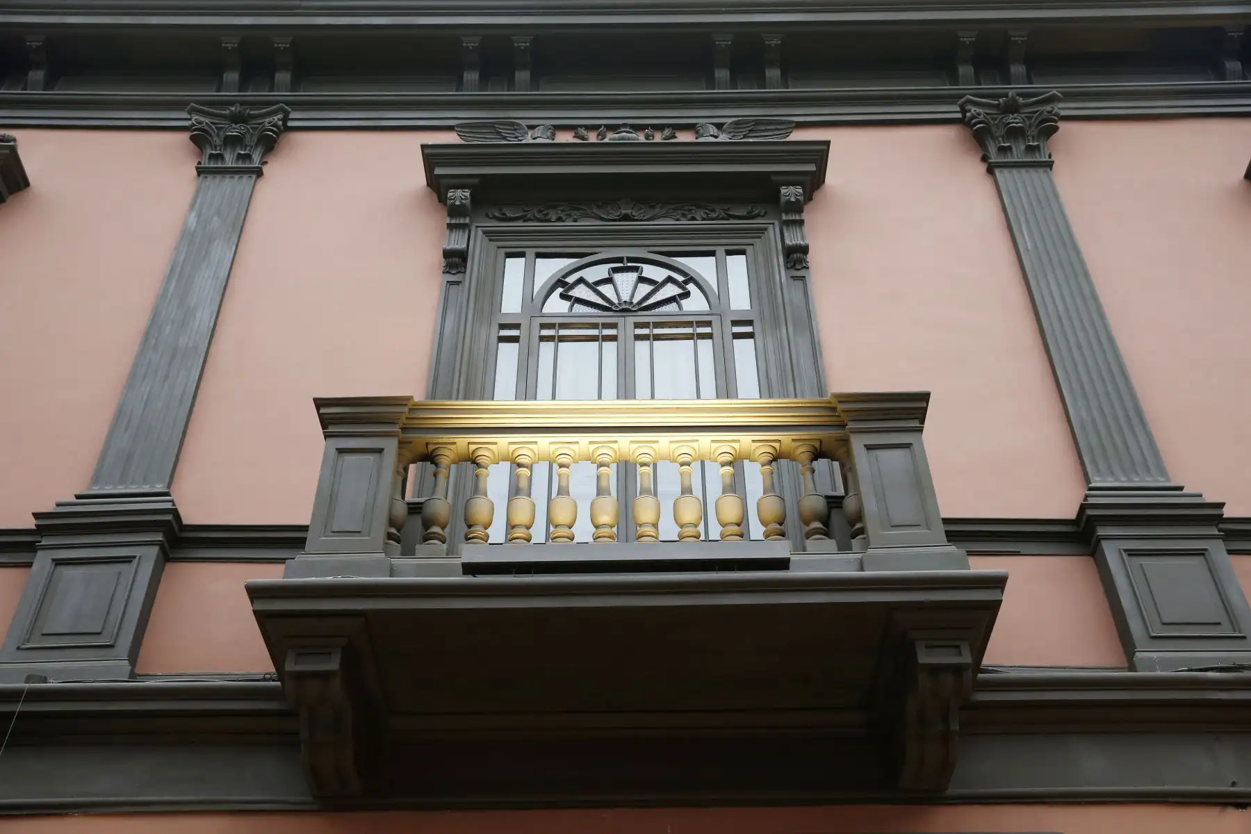 La recuperación de los balcones y fachadas mejorará la imagen de la capital, la seguridad de las edificaciones y será el punto de partida de recuperar el centro historico de Lima. Foto: ANDINA/Melina Mejía