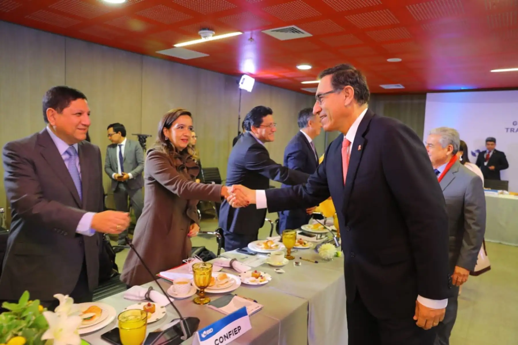 El presidente de la República, Martín Vizcarra, sostuvo  reunión de trabajo con los representantes de gremios empresariales del país, con la finalidad de proponer acciones para impulsar el desarrollo de este importante sector que contribuye a dinamizar la economía del país. Foto: ANDINA/Prensa Presidencia