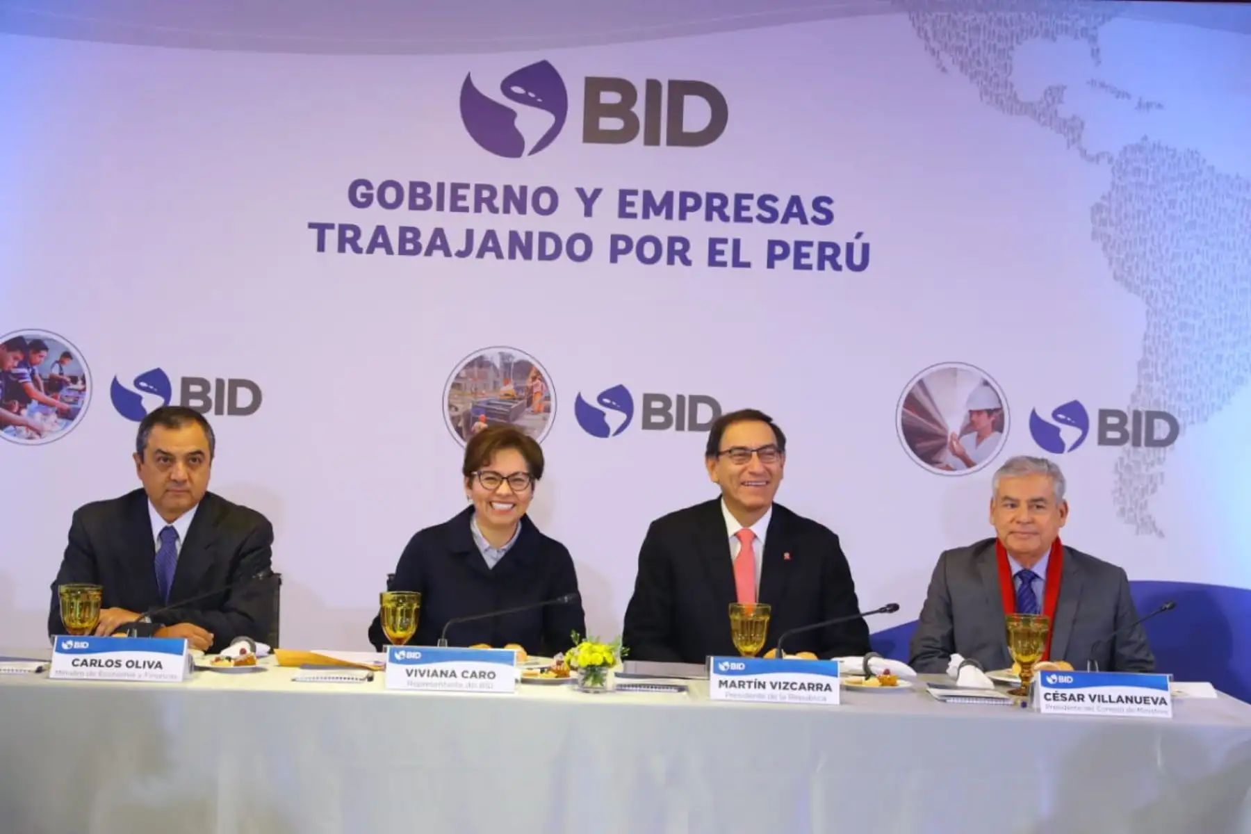 El presidente de la República, Martín Vizcarra, sostuvo  reunión de trabajo con los representantes de gremios empresariales del país, con la finalidad de proponer acciones para impulsar el desarrollo de este importante sector que contribuye a dinamizar la economía del país. Foto: ANDINA/Prensa Presidencia